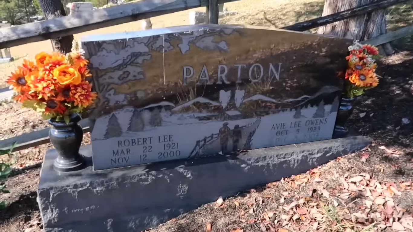 Tumba de la familia de Dolly Parton en Sevierville, Tennessee | Fuente: YouTube/TheDailyWoo