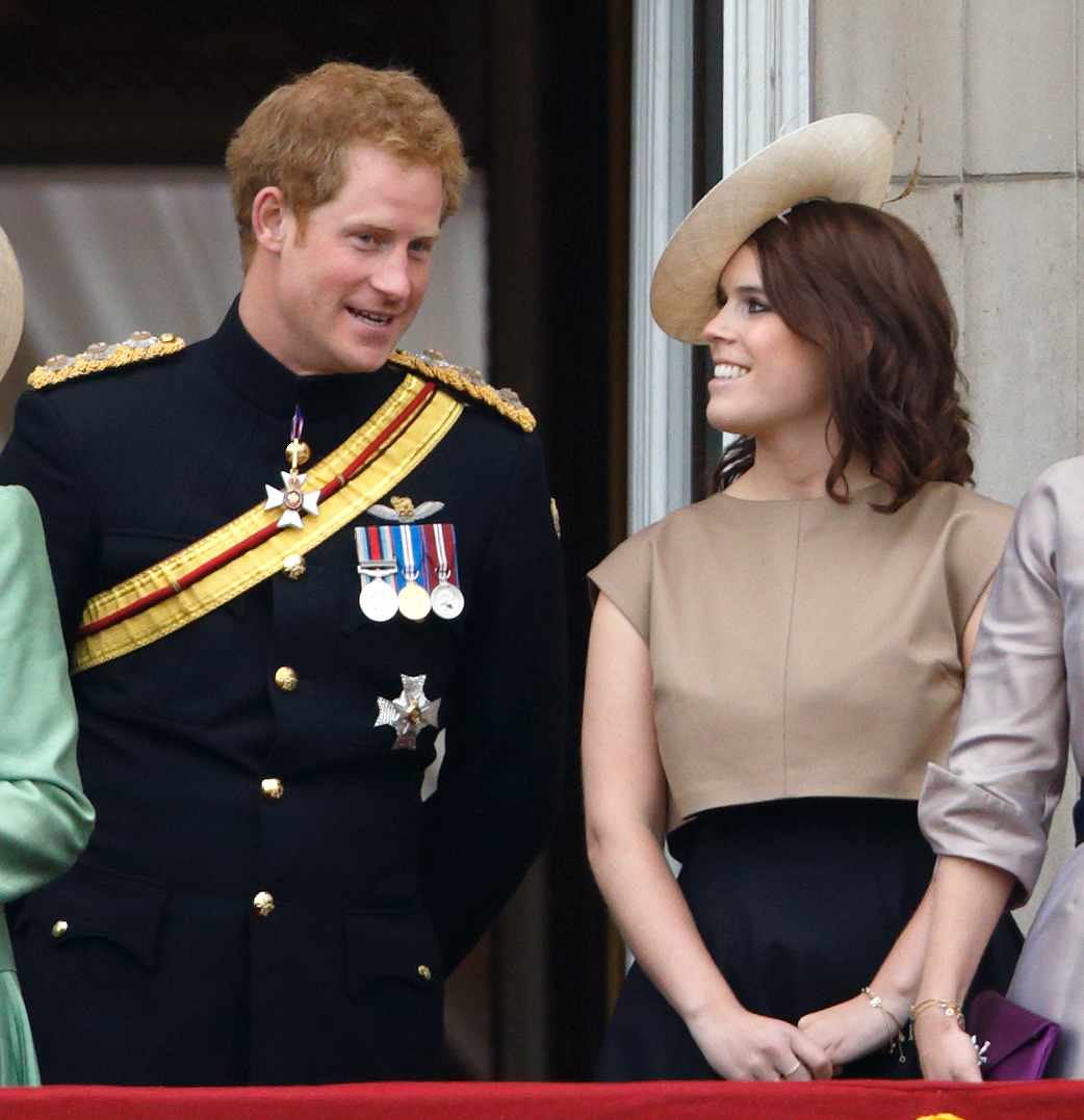 El príncipe Harry y la princesa Eugenie en el balcón del Palacio de Buckingham durante Trooping the Color el 13 de junio de 2015 en Londres, Inglaterra. | Fuente: Getty Images