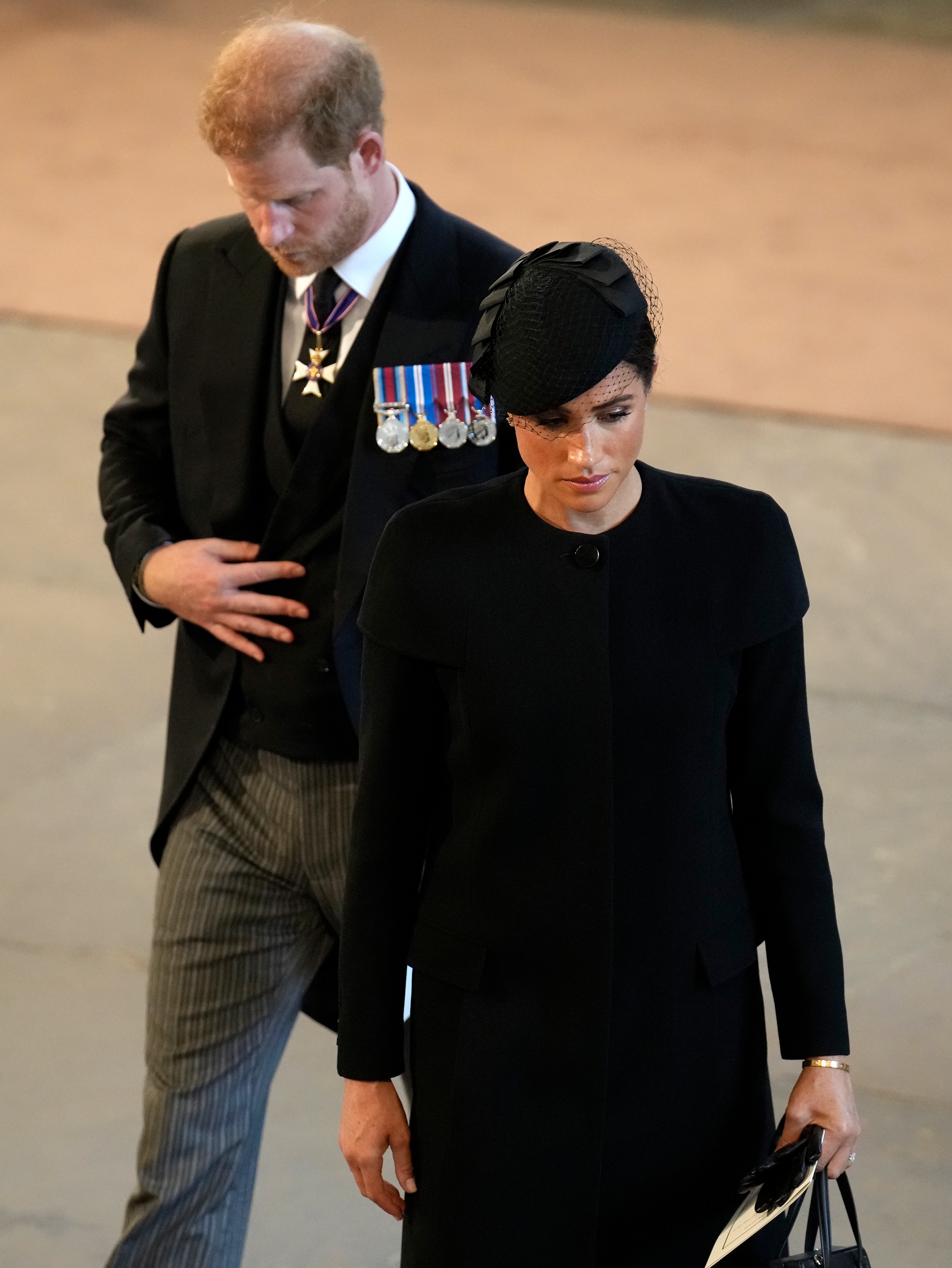 El príncipe Harry y Meghan Markle presentan sus respetos en El Palacio de Westminster durante la procesión por el estado de reposo de la reina Elizabeth II el 14 de septiembre de 2022 en Londres, Inglaterra. | Foto: Getty Images 