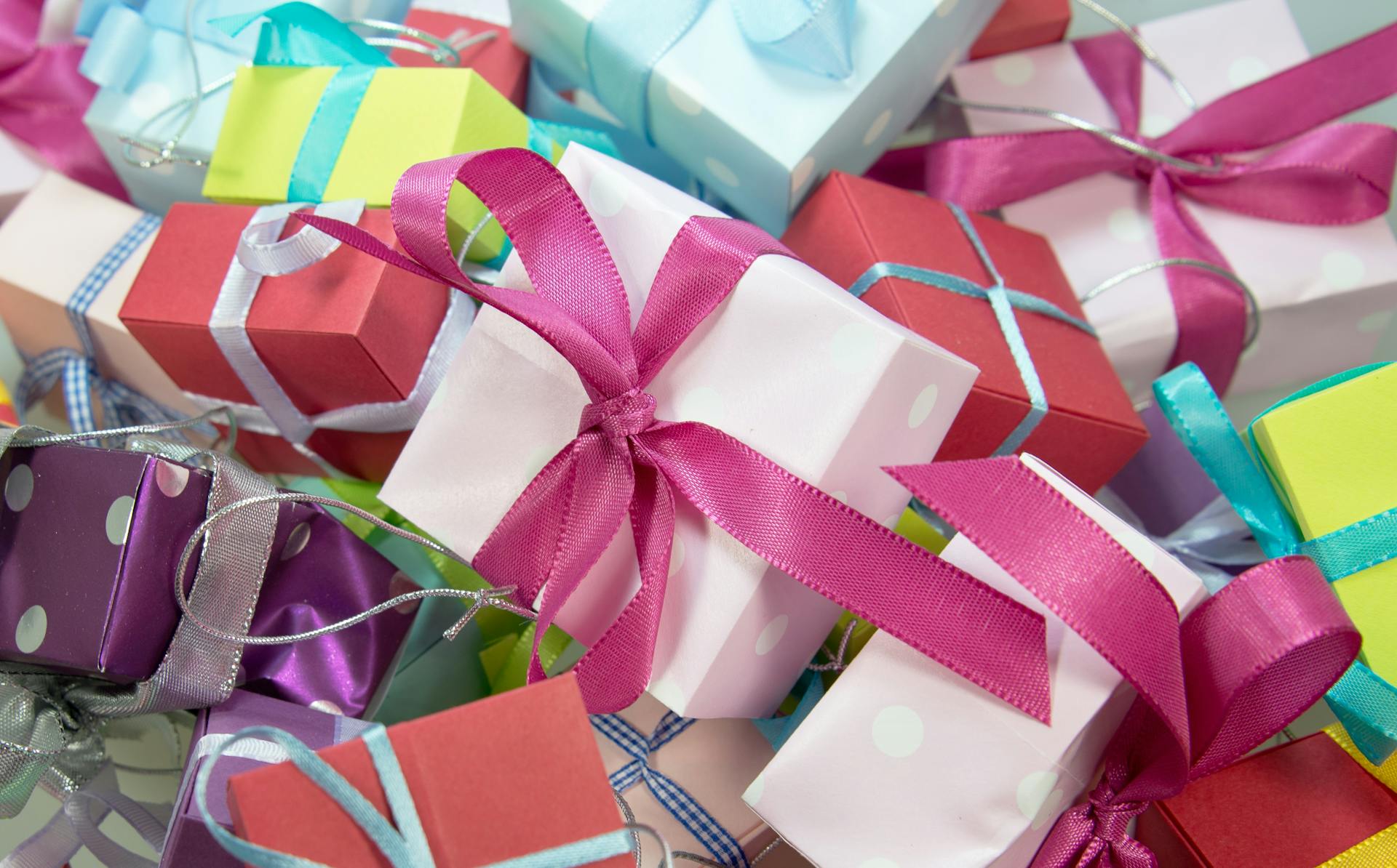 Primer plano de cajas de regalo surtidas | Fuente: Pexels