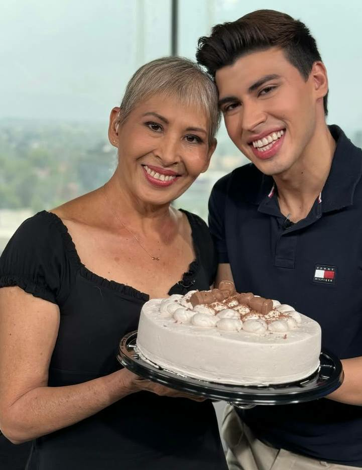 La Divaza y keyla, posan con un pastel. | Fuente: Instagram/La Divaza.