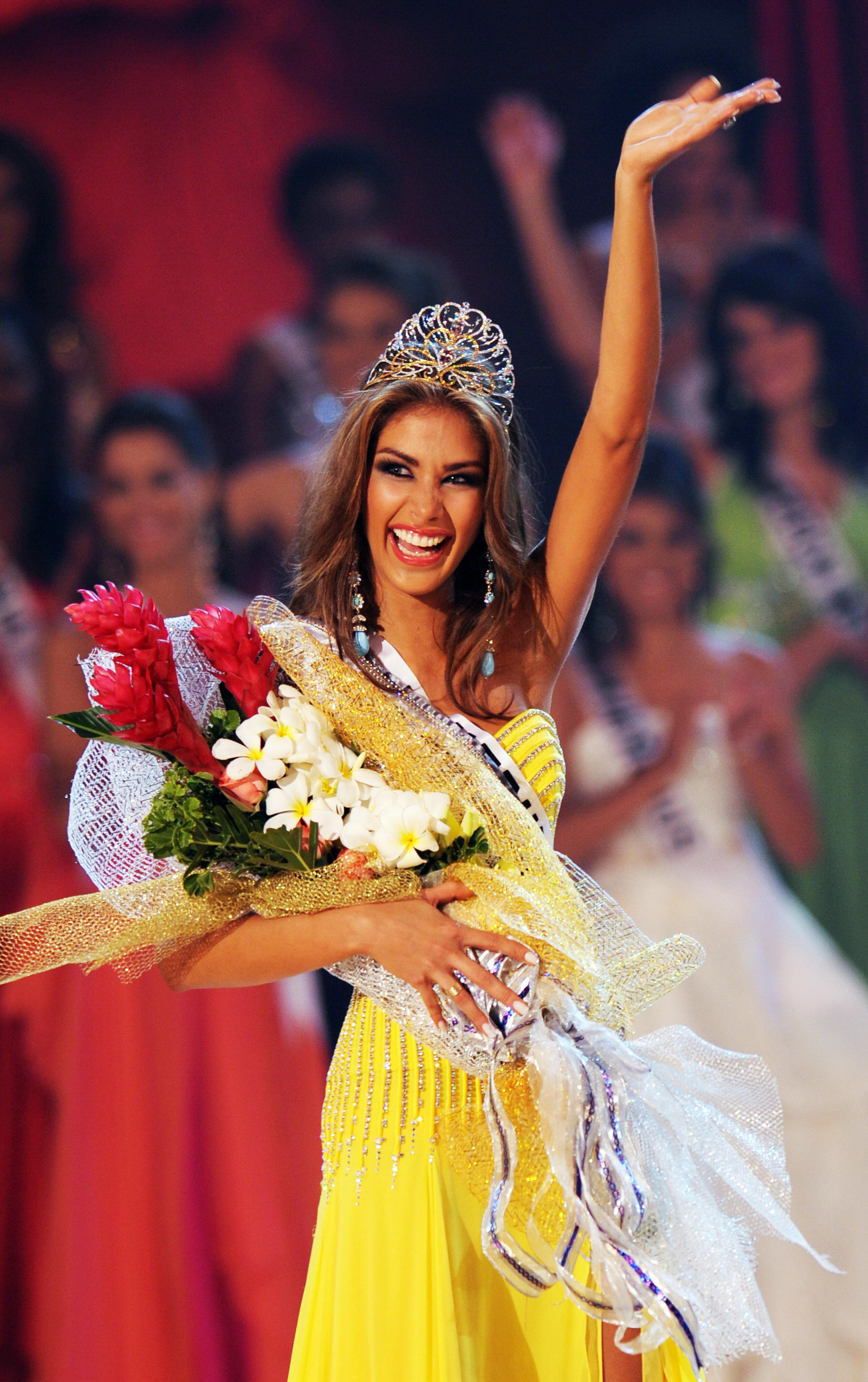 Dayana Mendoza, de 22 años, Miss Venezuela, saluda al público al ser coronada Miss Universo 2008.