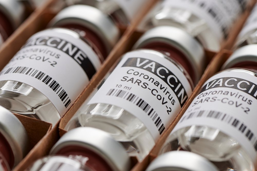 Frascos de la vacuna contra el COVID-19 en una caja. | Foto: Shutterstock