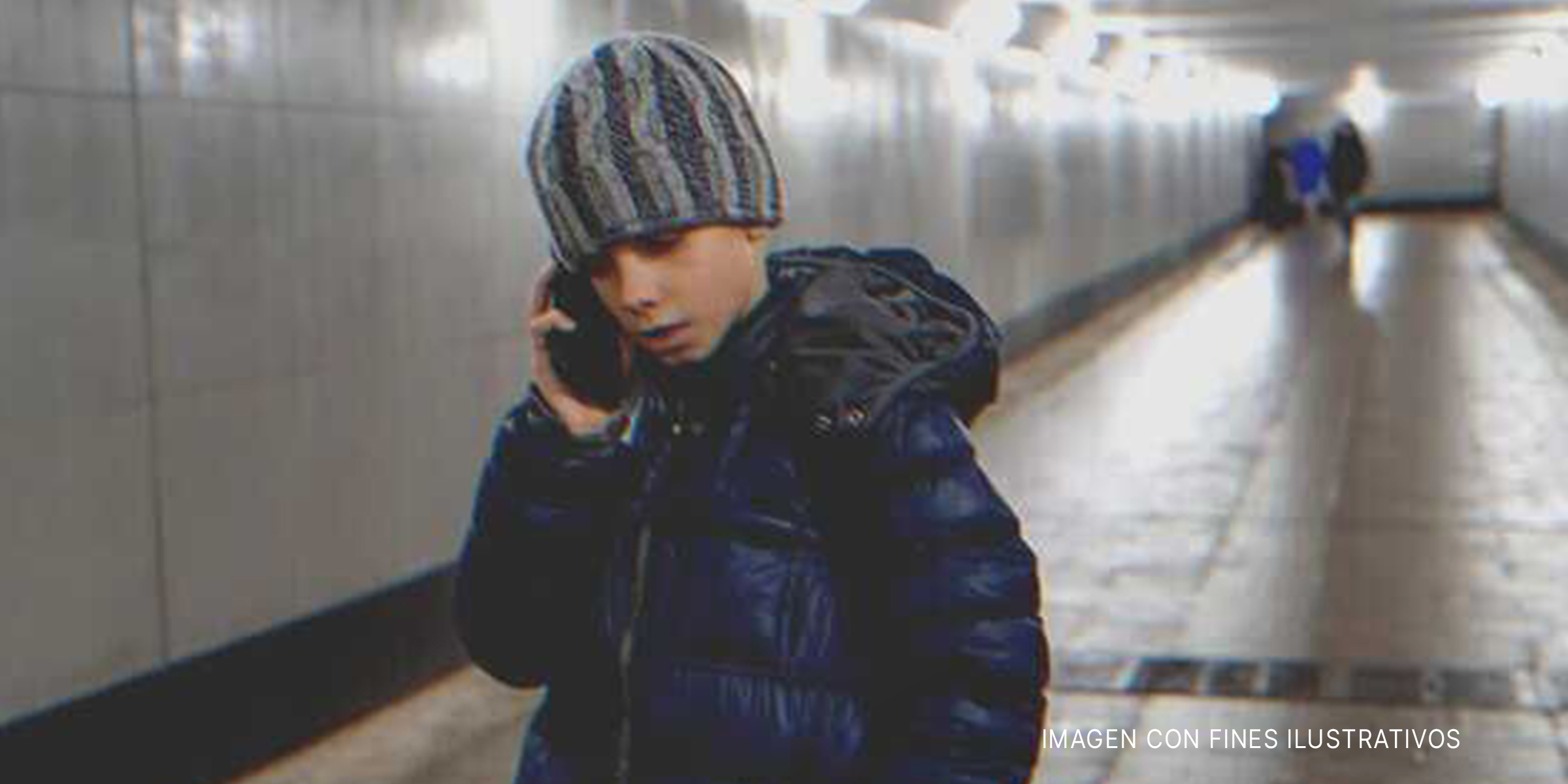 Niño hablando por teléfono móvil. | Foto: Shutterstock