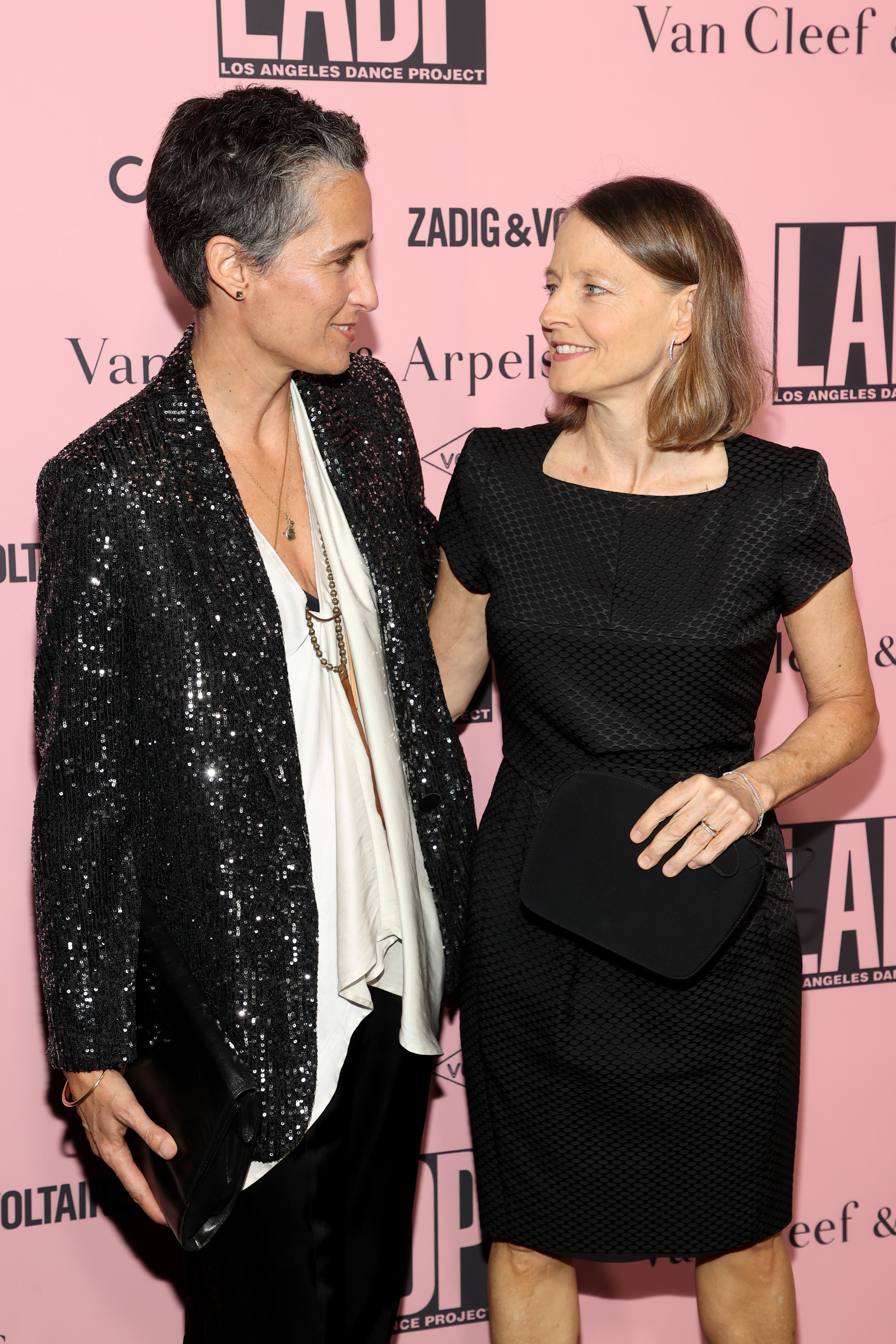Alexandra Hedison and Jodie Foster en la Gala Anual del Proyecto de Danza de Los Ángeles en Los Ángeles, California, el 16 de octubre de 2021 | Foto: Getty Images