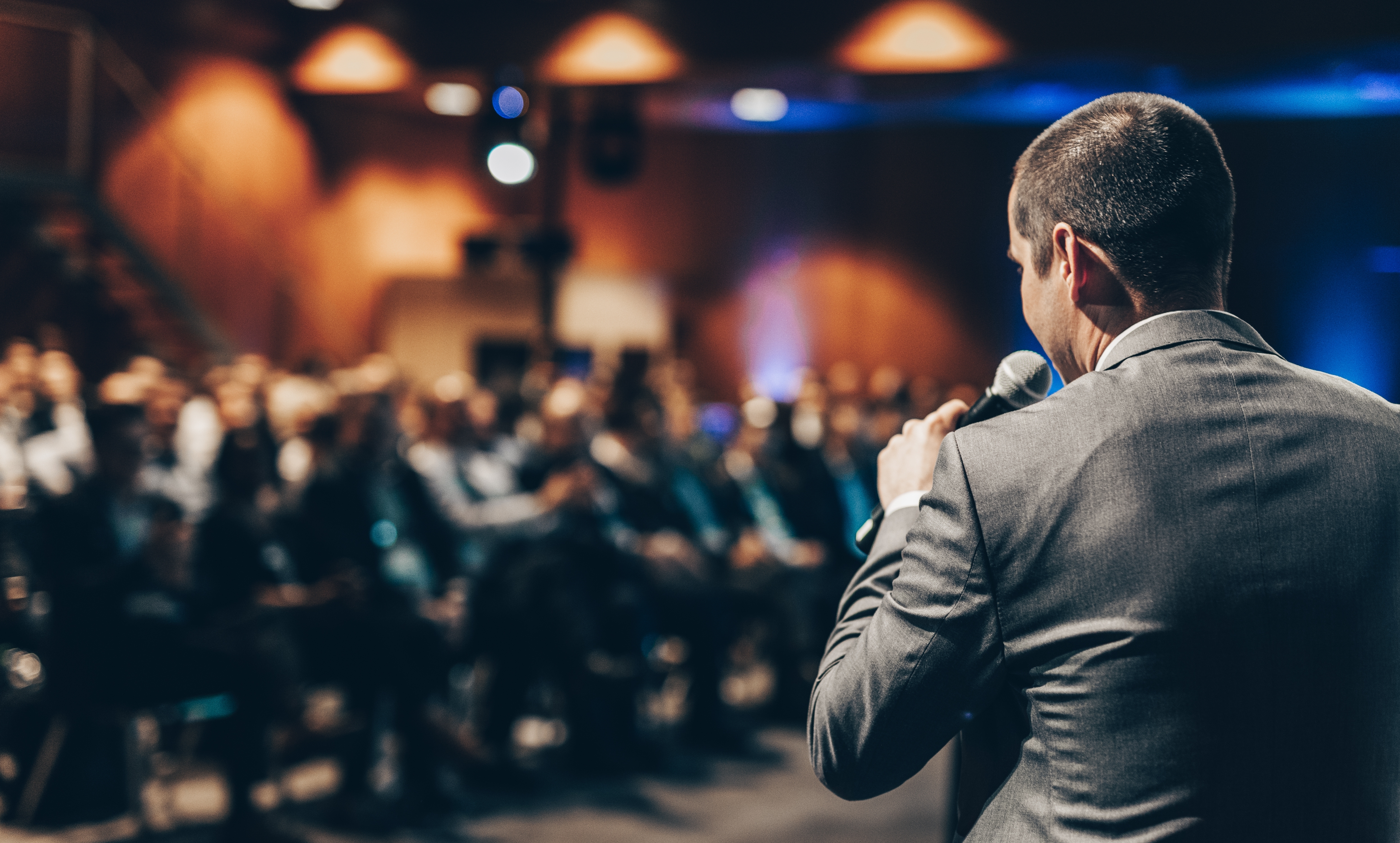 Ponente dando una charla en una conferencia empresarial. | Fuente: Shutterstock