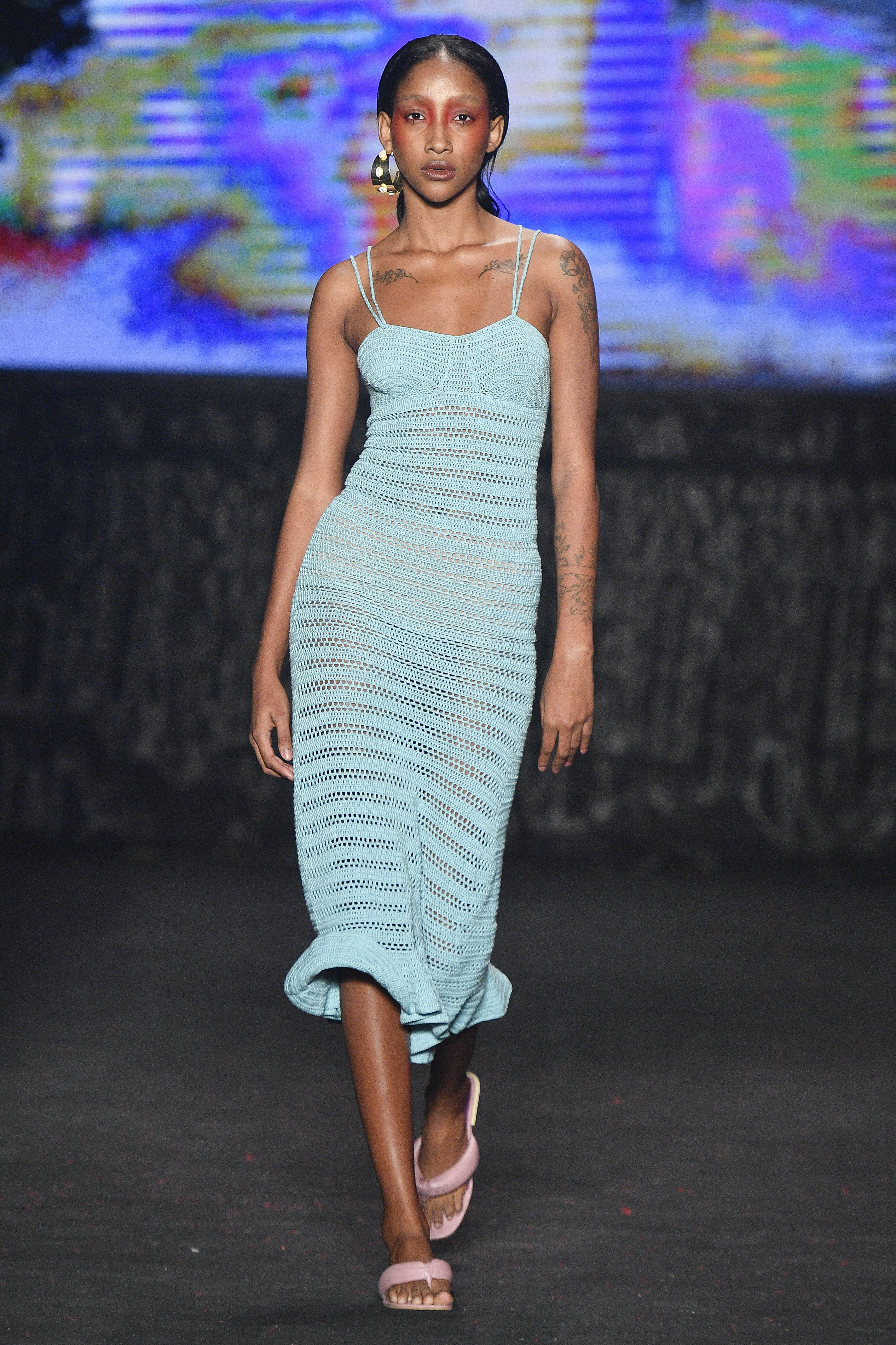 Una modelo camina por la pasarela en el desfile de Atelie Mao de Mae durante la Semana de la Moda de Sao Paulo en Sao Paulo, Brasil, el 4 de junio de 2022 | Fuente: Getty Images