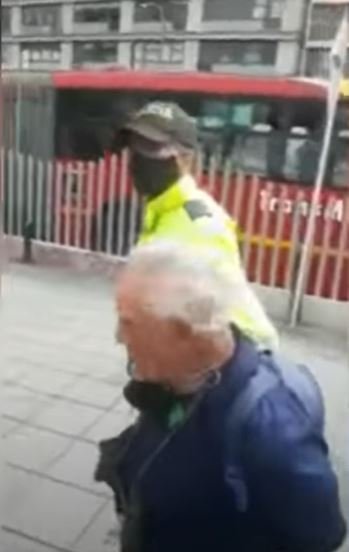 El anciano siendo arrestado violentamente por la policía bogotana. | Foto: Twitter/Luis Guillermo Pérez