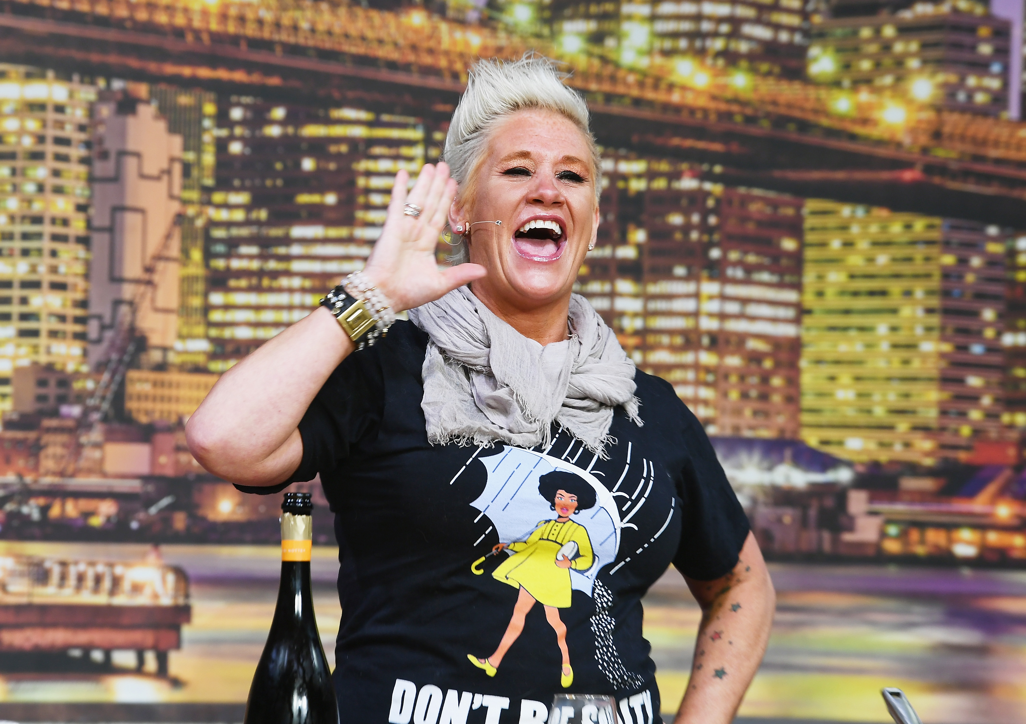 La chef Anne Burrell habla en el escenario del Muelle 94 el 13 de octubre de 2018 | Fuente: Getty Images