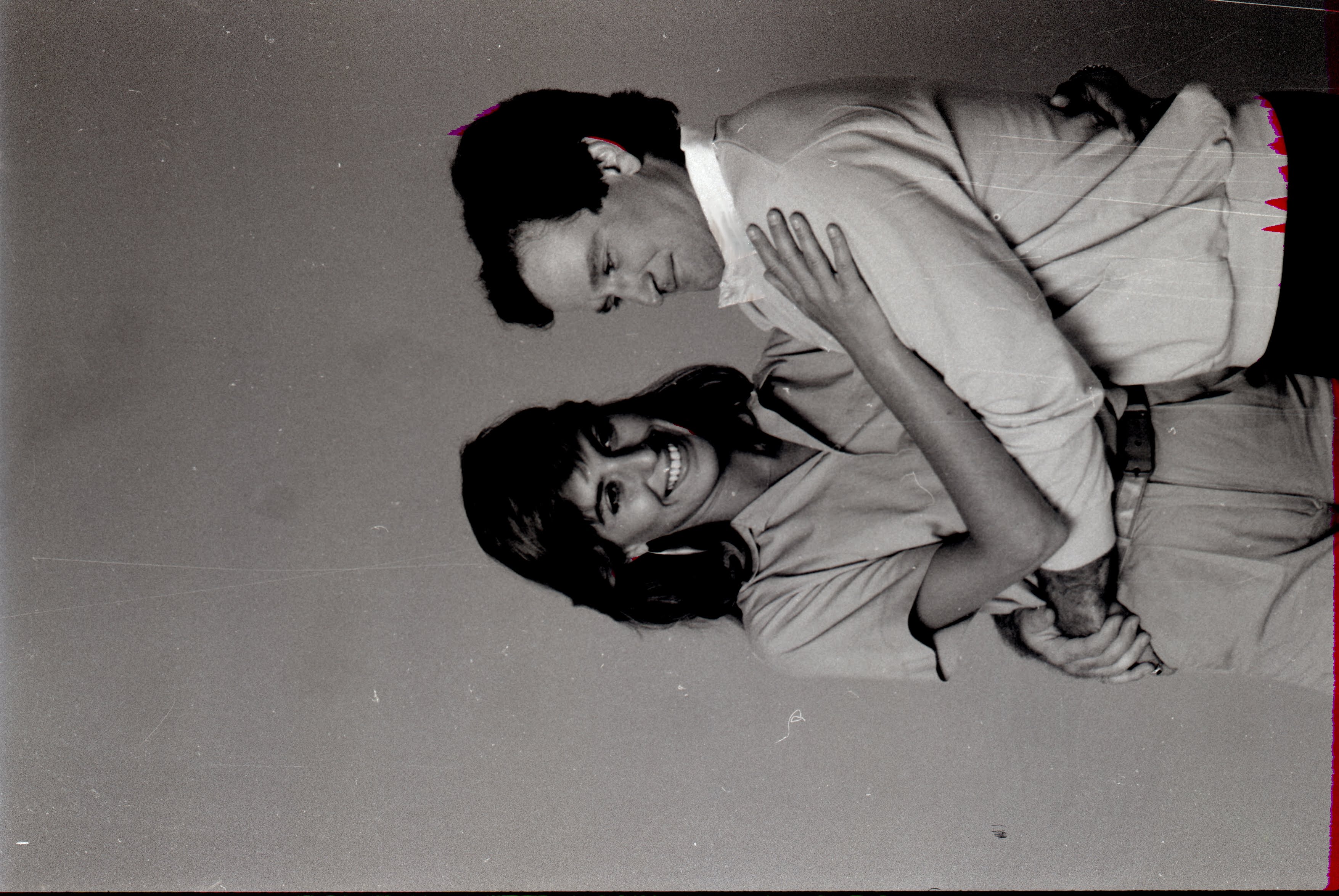 Valerie Velardi y Robin Williams fotografiados el 1 de enero de 1978 en Los Ángeles, California | Fuente: Getty Images