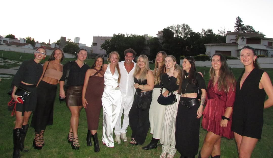 Nicolás Cabré y Rocío Pardo en su casamiento civil, rodeados de su familia | Fuente: Instagram/rrociopardo