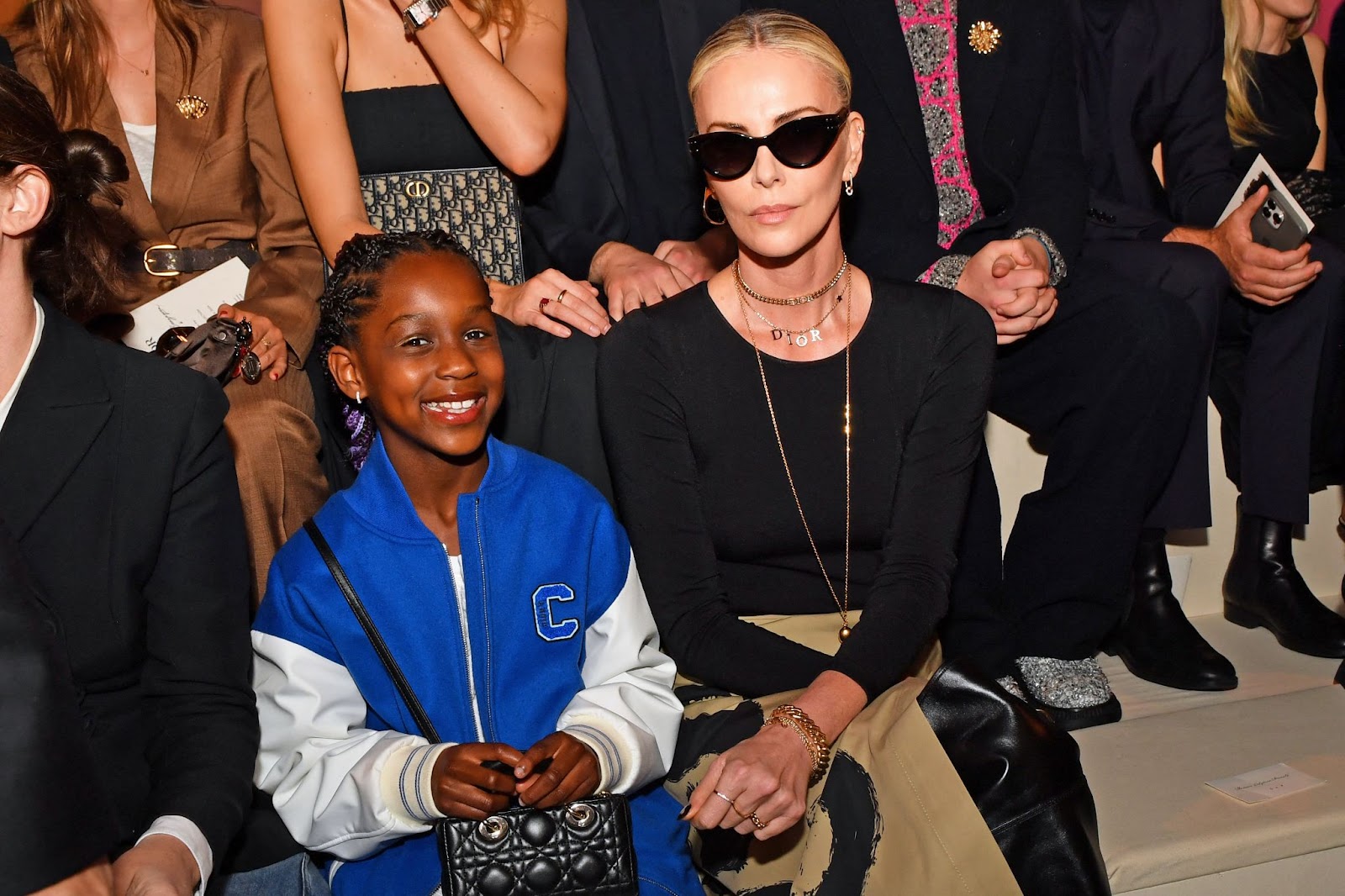 Charlize Theron con su hija en el desfile de moda pre-fall de Dior el 15 de abril de 2024, en Nueva York | Fuente: Getty Images