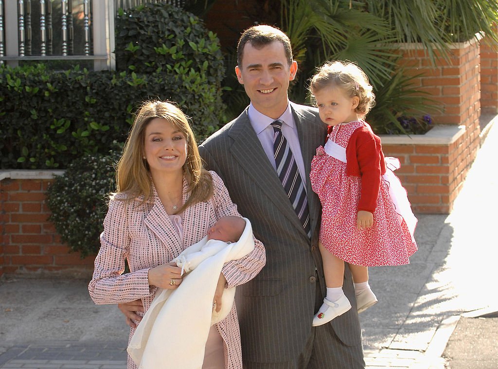 Felipe VI y Letizia junto a sus hijas, Leonor y Sofía saliendo de la Clínica Ruber el 4 de mayo de 2007 en Madrid. | Foto: Getty Images
