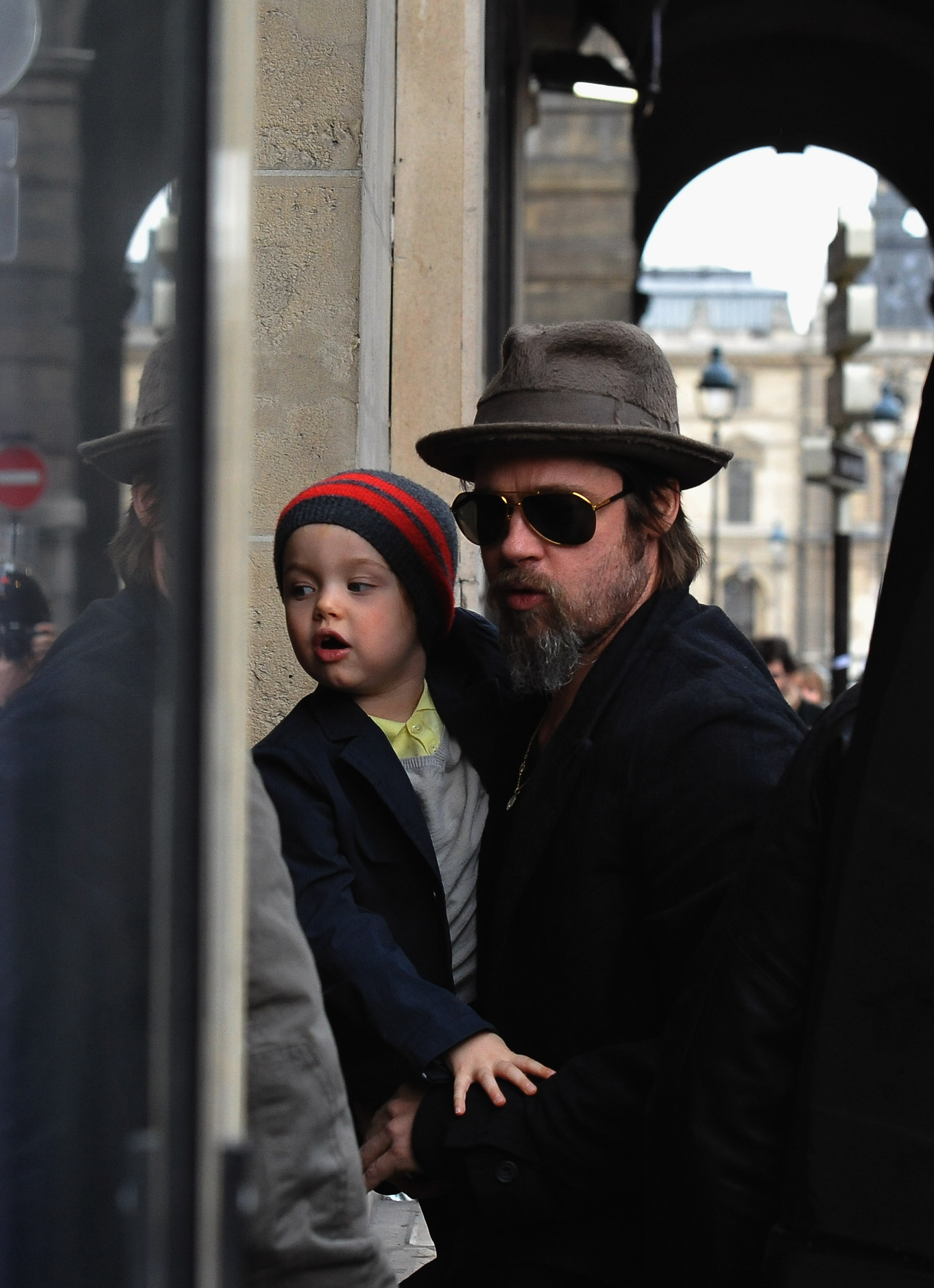Brad Pitt y Shiloh Jolie-Pitt van de compras a la tienda Bonpoint en París, Francia, el 23 de febrero de 2010. | Fuente: Getty Images