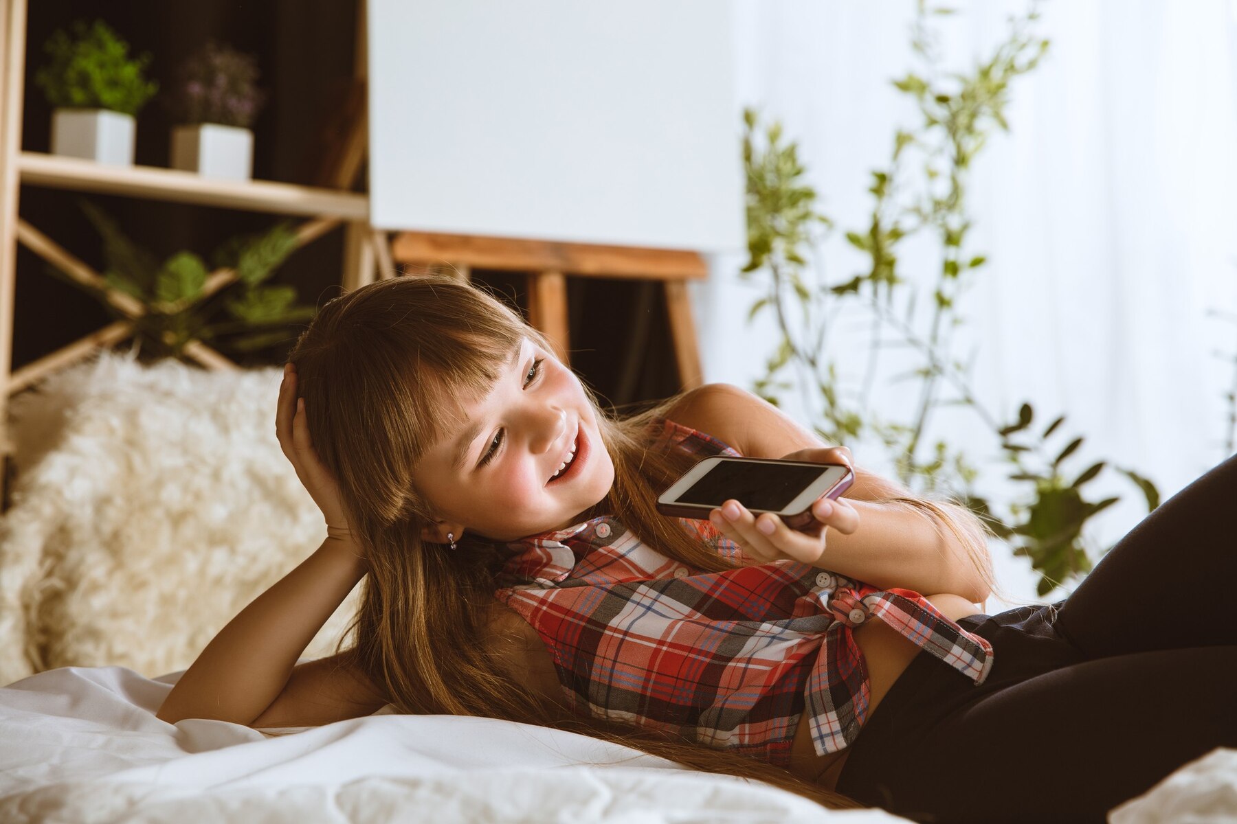 Una joven feliz con su teléfono | Fuente: Freepik