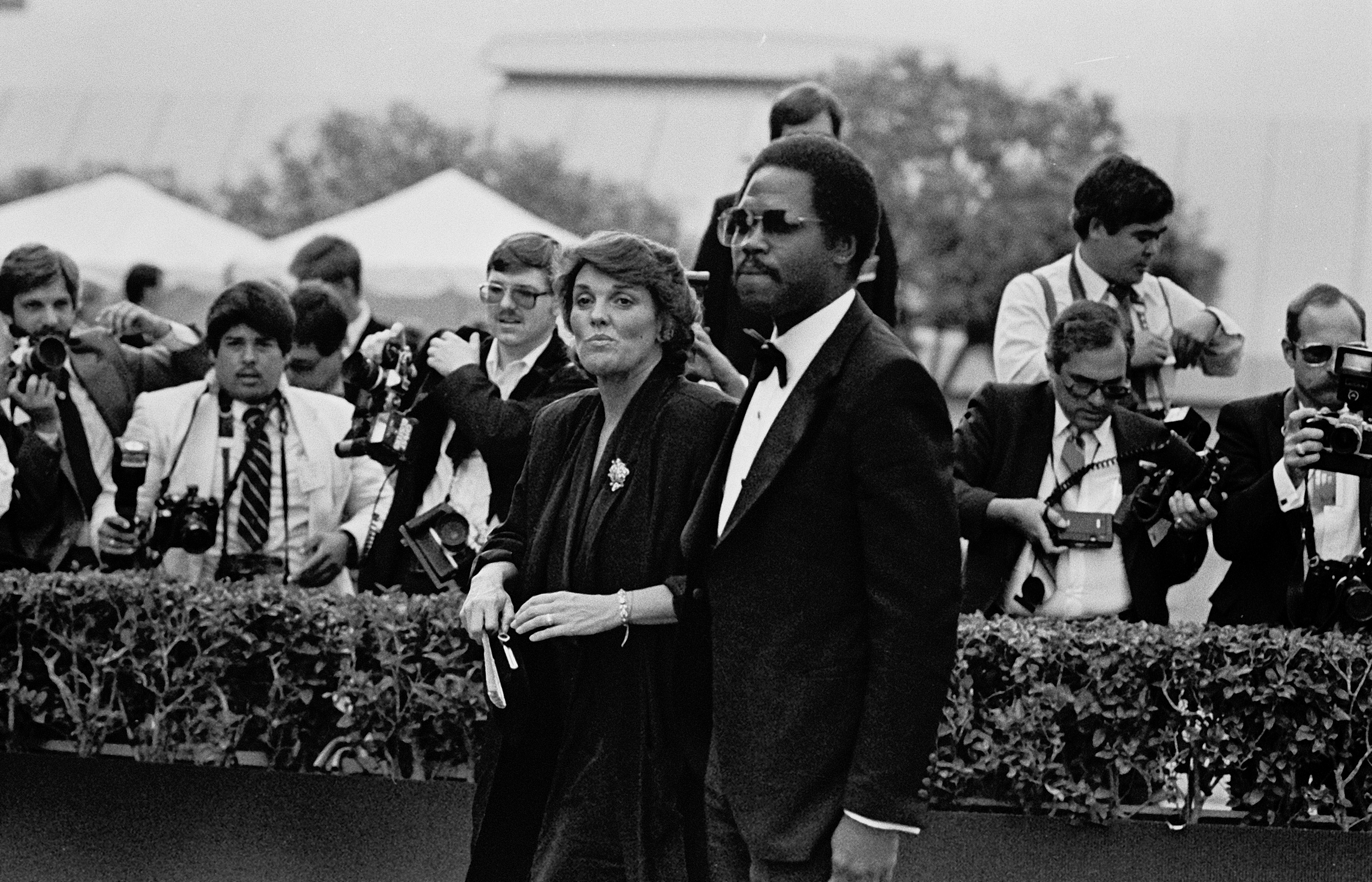 Tyne Daly y Georg Stanford Brown en la gala de los Premios Emmy, el 23 de septiembre de 1984, en Pasadena, California. | Fuente: Getty Images