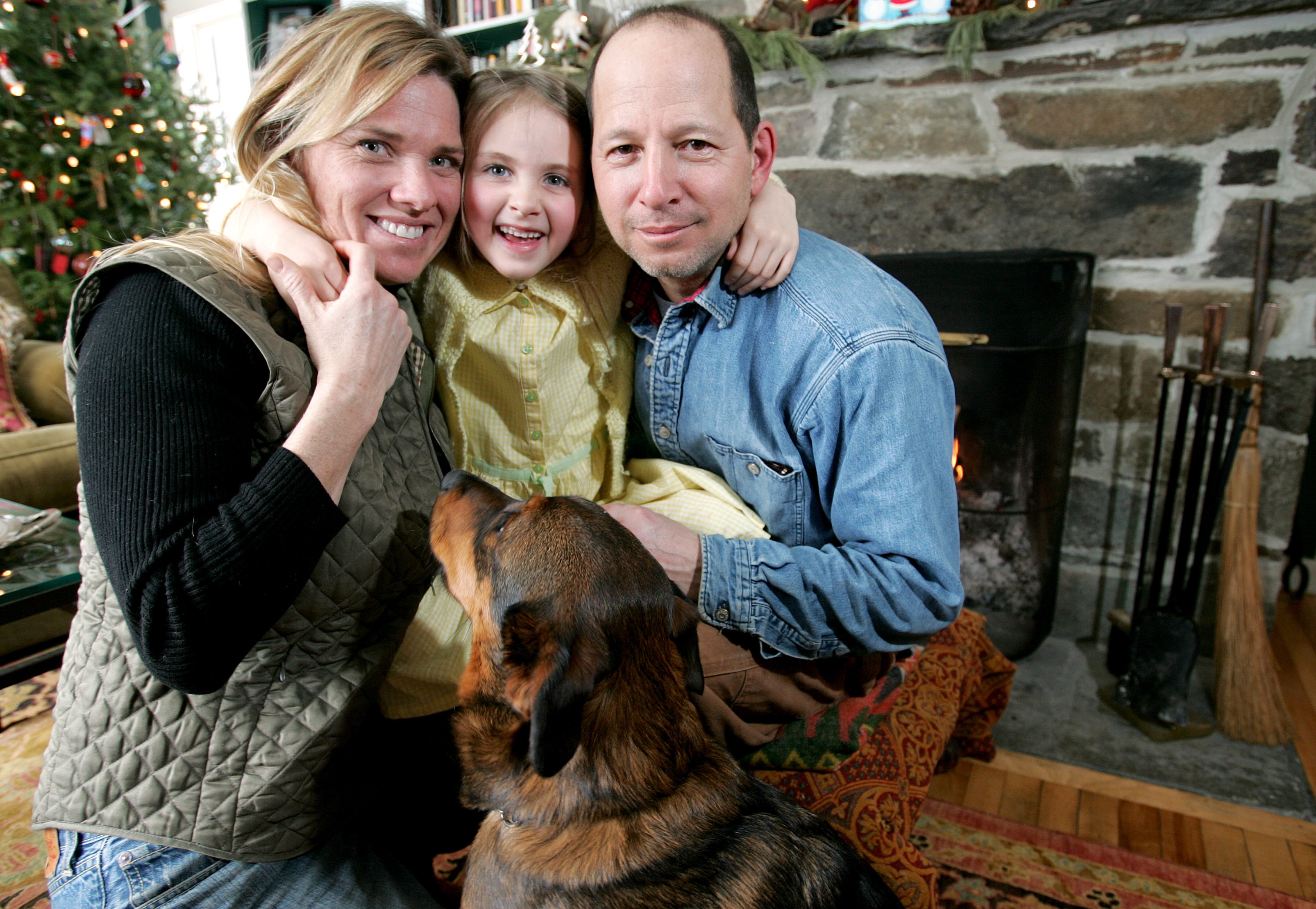 Lisa Wilcox, Abigail y Ron Galotti fotografiados en su granja arcre el 19 de enero de 2005, en North Pomfret Vermont | Fuente: Getty Images
