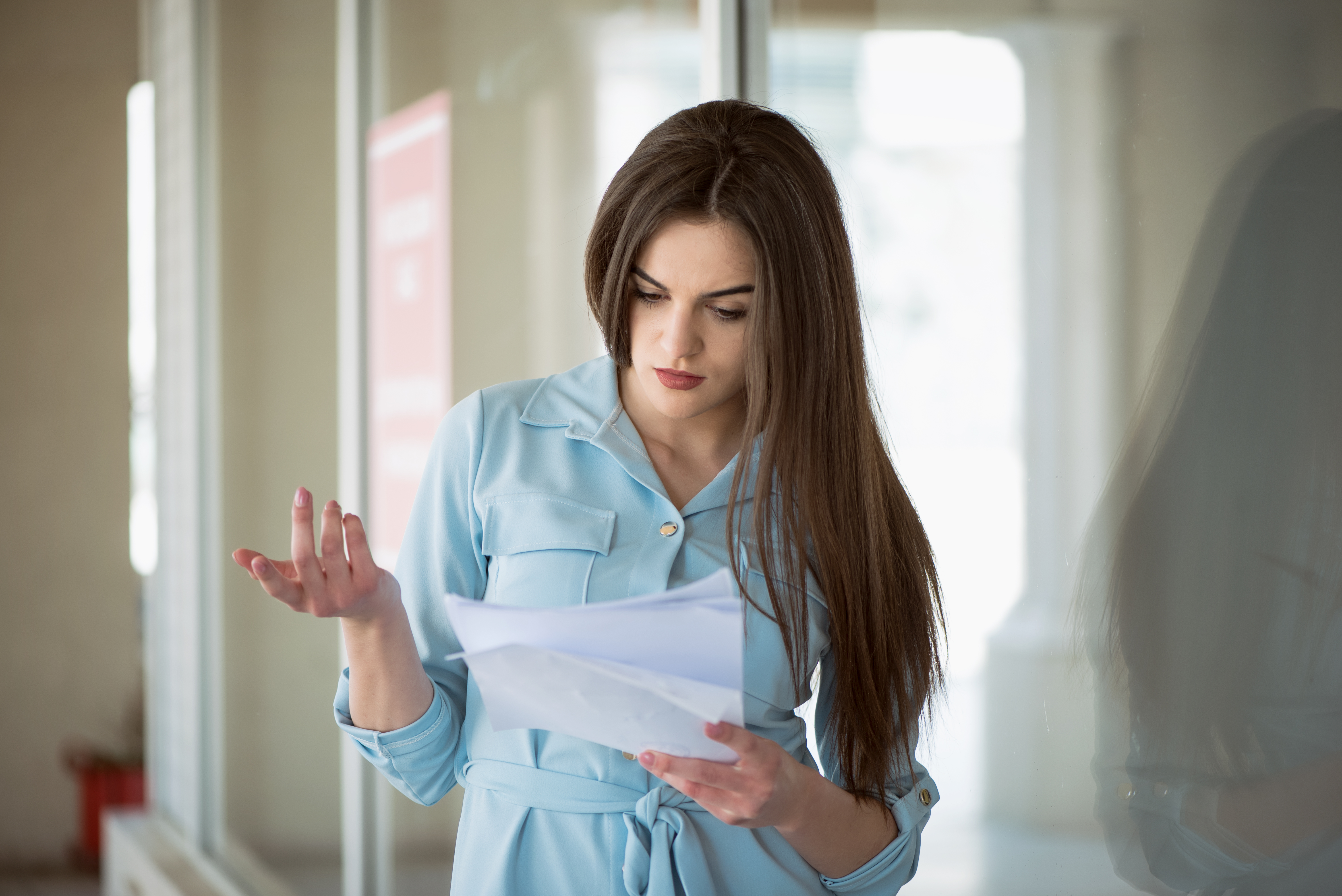 Una mujer leyendo una nota con incredulidad | Foto: Getty Images