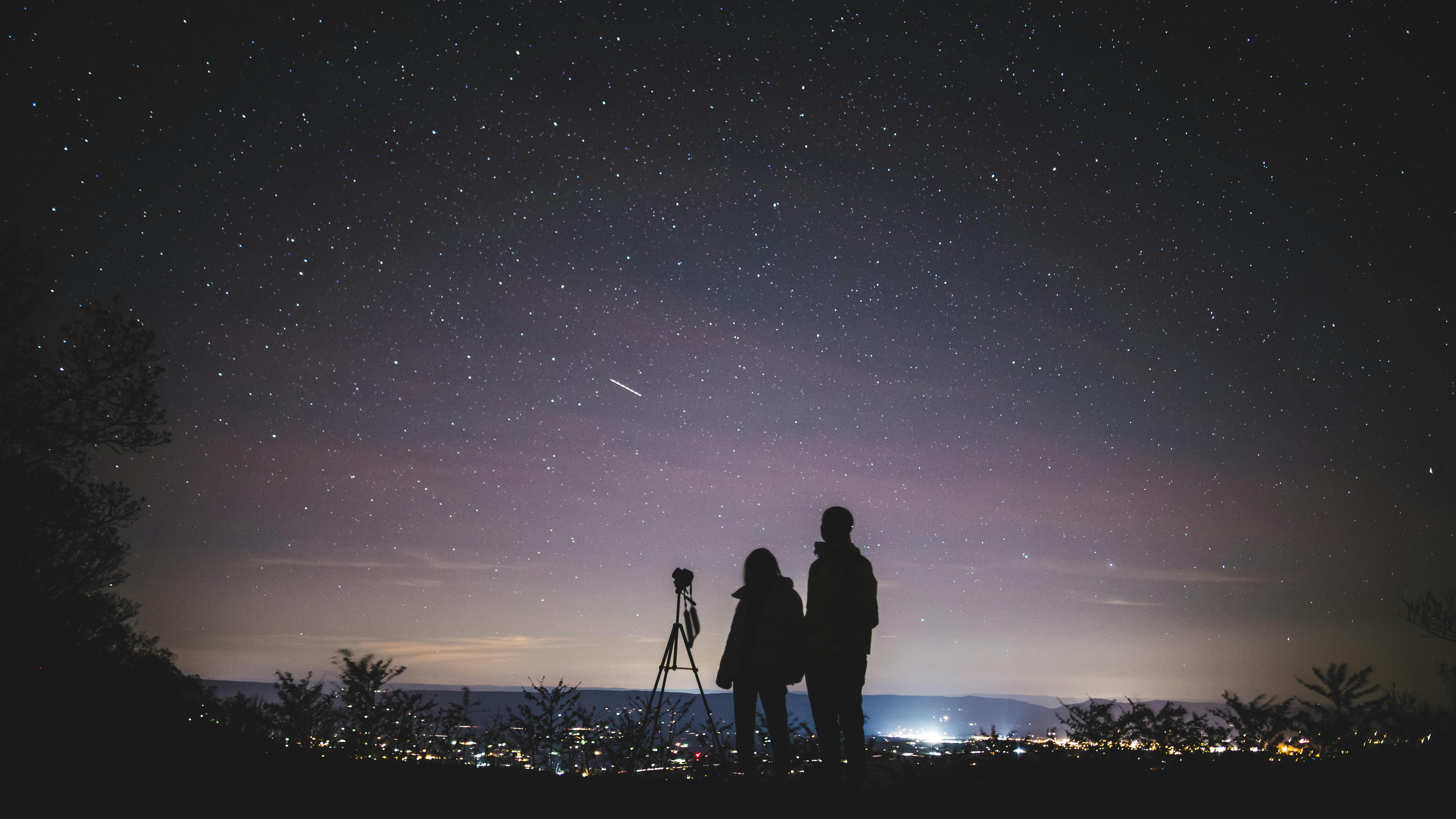 Una pareja mirando las estrellas | Fuente: Pexels