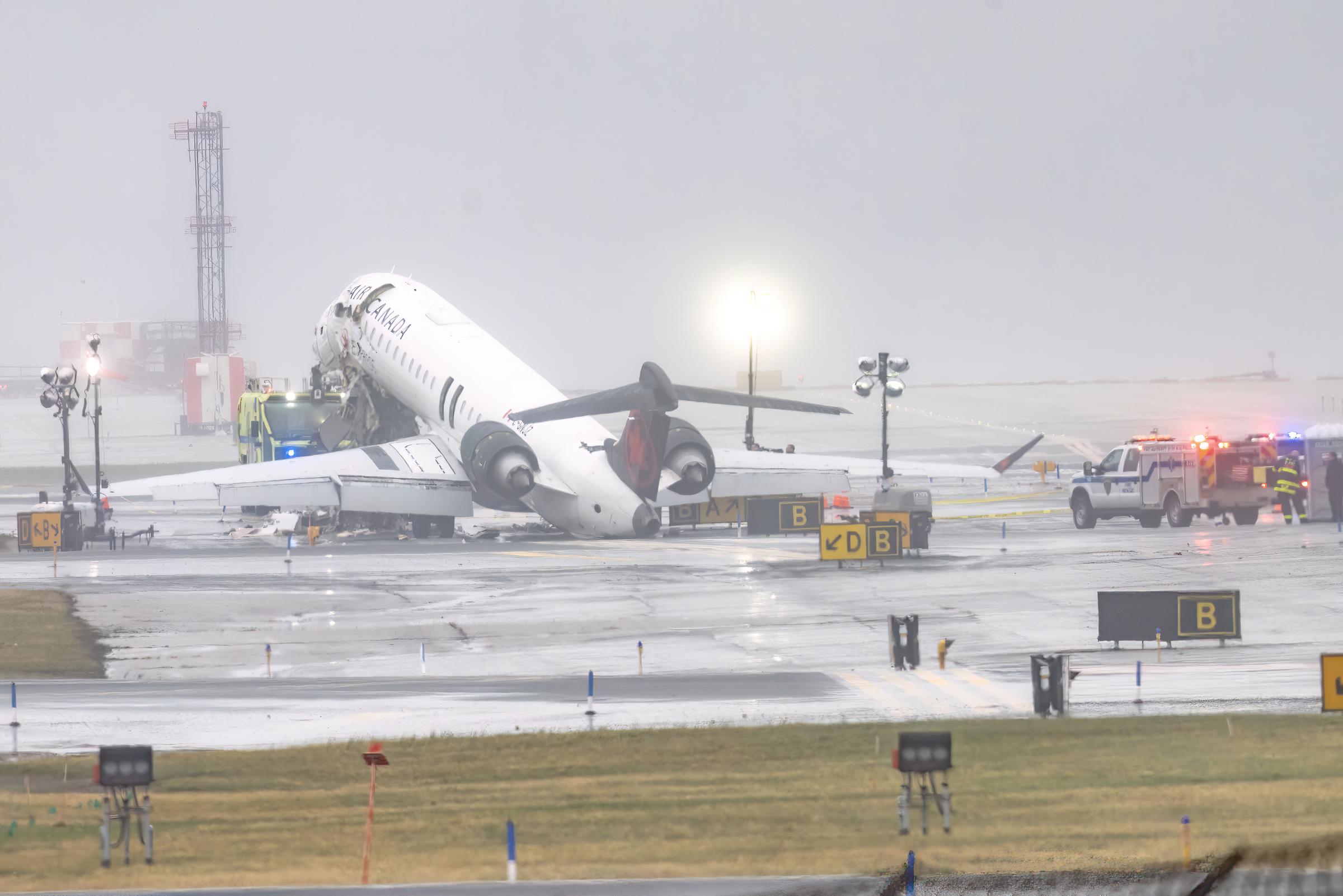Un avión CRJ-900 de Air Canada Express permanece en la pista del aeropuerto LaGuardia el 23 de marzo de 2026. El piloto y el copiloto del avión de Air Canada fallecieron tras estrellarse su aeronave contra un camión de la Autoridad Portuaria en la pista cuando intentaban despegar en Queens el domingo 22 de marzo de 2026. | Fuente: Getty Images