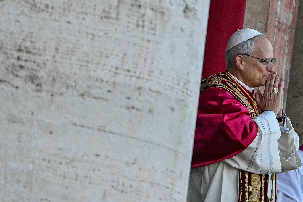El recién elegido papa León XIV, Robert Francis Prevost se dirige a la multitud desde el balcón de la logia central de la Basílica de San Pedro por primera vez, después de que los cardenales terminaran el cónclave, en El Vaticano, el 8 de mayo de 2025.