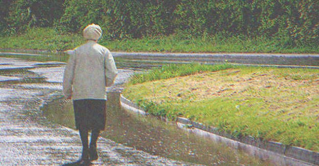 Una anciana caminando sola bajo la lluvia | Foto: Shutterstock