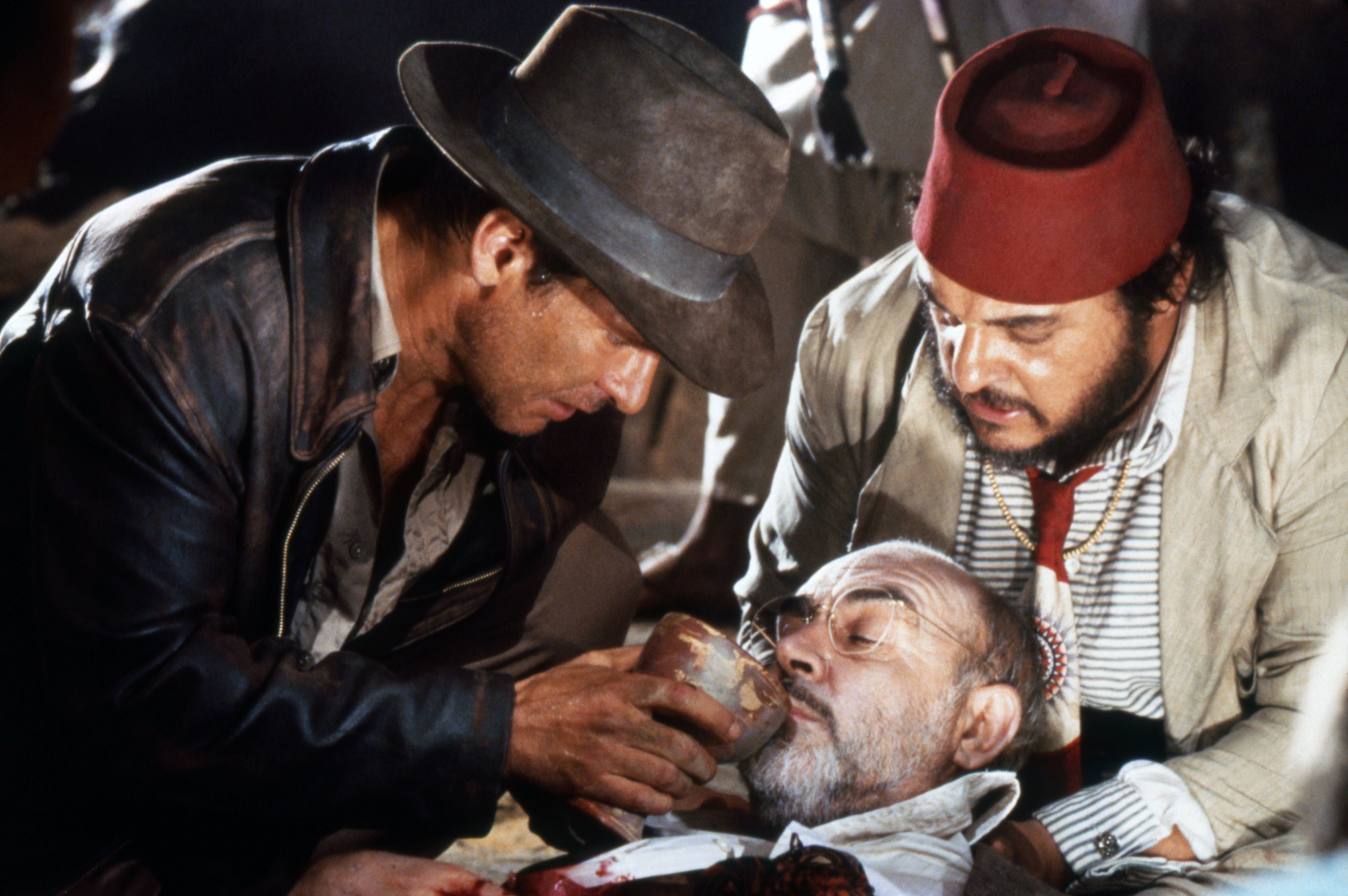 Harrison Ford, John Rhys-Davies y Sean Connery en el plató de "Indiana Jones and the Last Crusade". | Foto: Getty Images