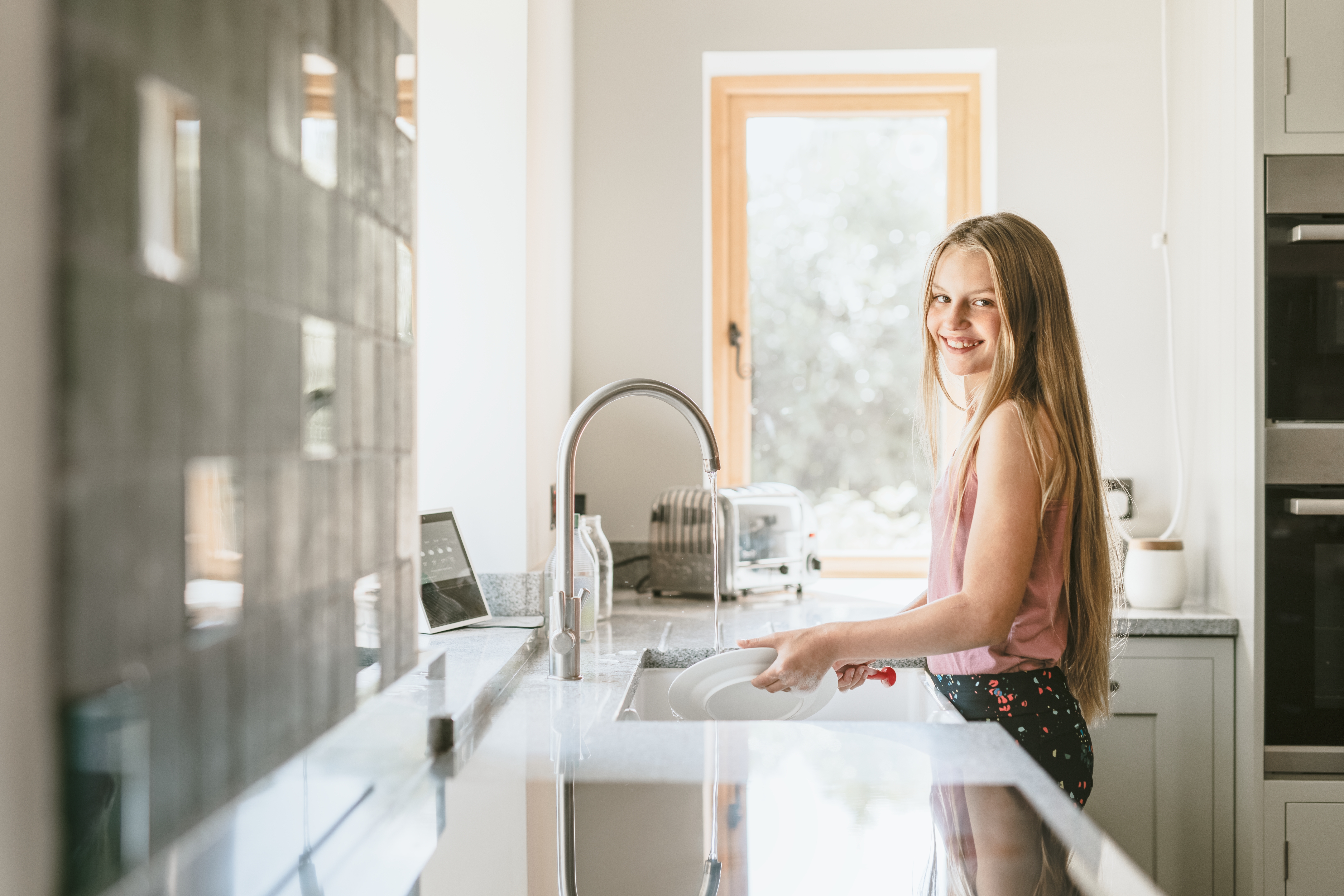 Chica lavando los platos | Foto: Shutterstock