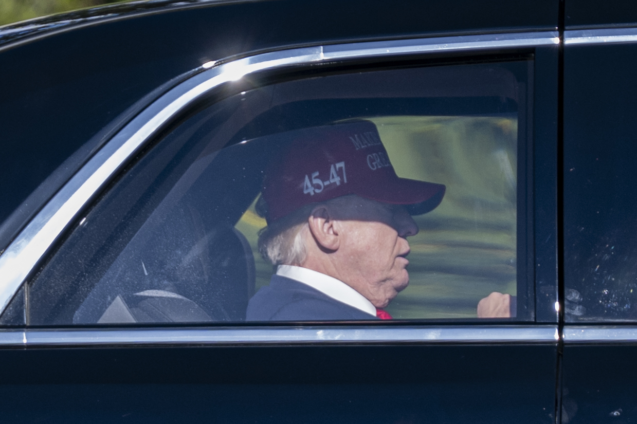 En una llegada anterior a la Casa Blanca, se vio a Trump con una gorra con el número "45-47" que le tapaba casi todo el pelo, lo que hacía más difícil valorar su peinado. La imagen de octubre de 2025 contrasta con las fotos que más tarde alimentaron las especulaciones en Internet. | Fuente: Getty Images