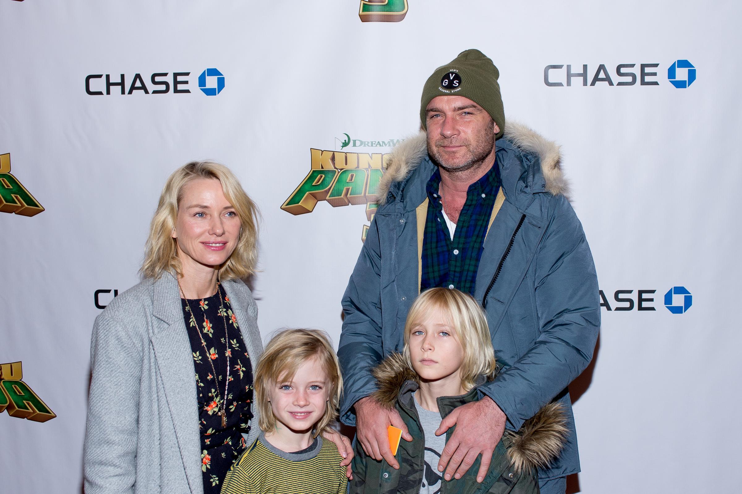 Naomi Watts, Kai, Pete y Liev Schreiber asisten a la proyección de "Kung Fu Panda 3" en Nueva York el 16 de enero de 2016 | Fuente: Getty Images