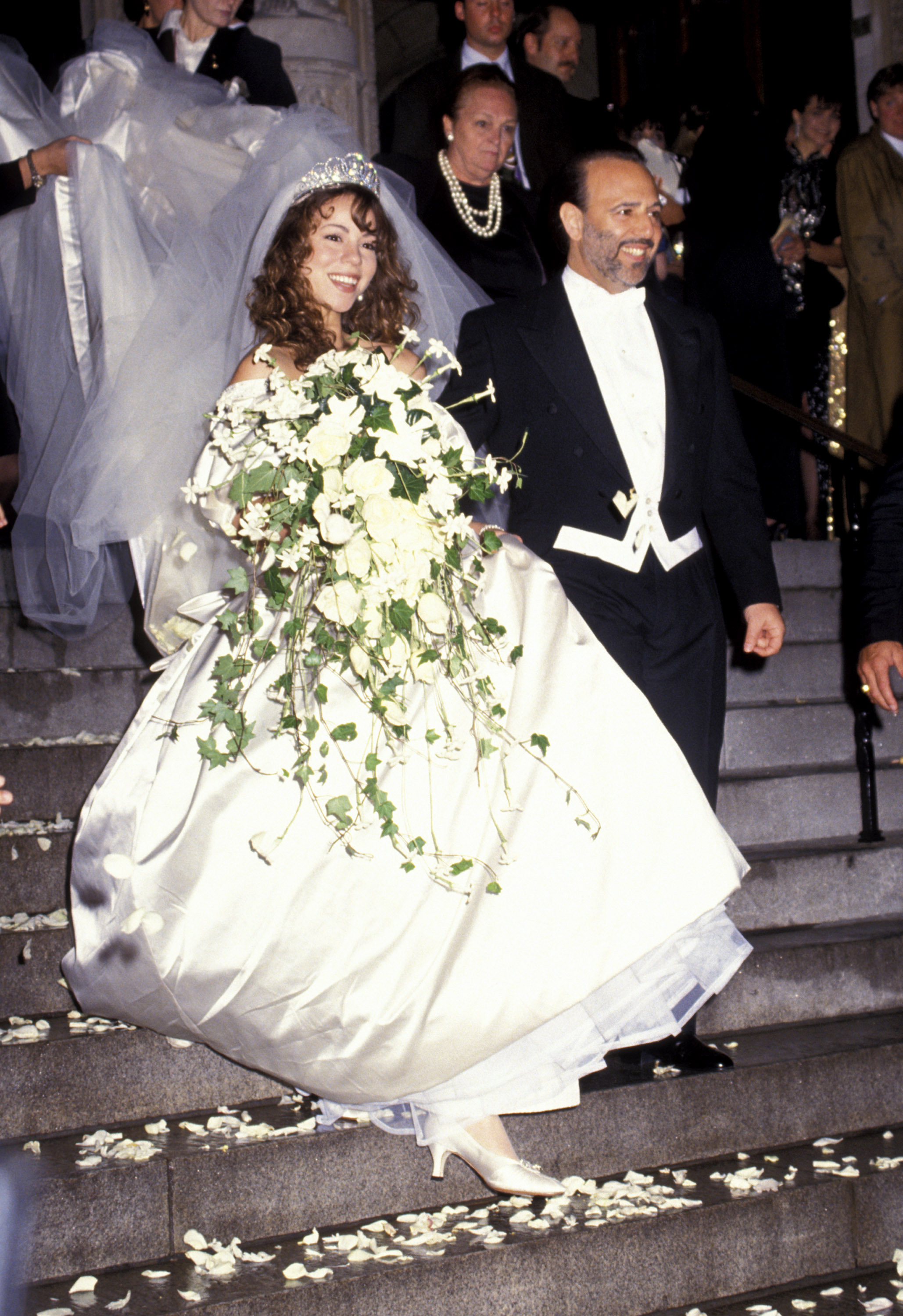 Mariah Carey y Tommy Mottola durante su boda en la Iglesia Episcopal de Santo Tomás/Metropolitan Club de Nueva York, el 5 de junio de 1993 | Fuente: Getty Images