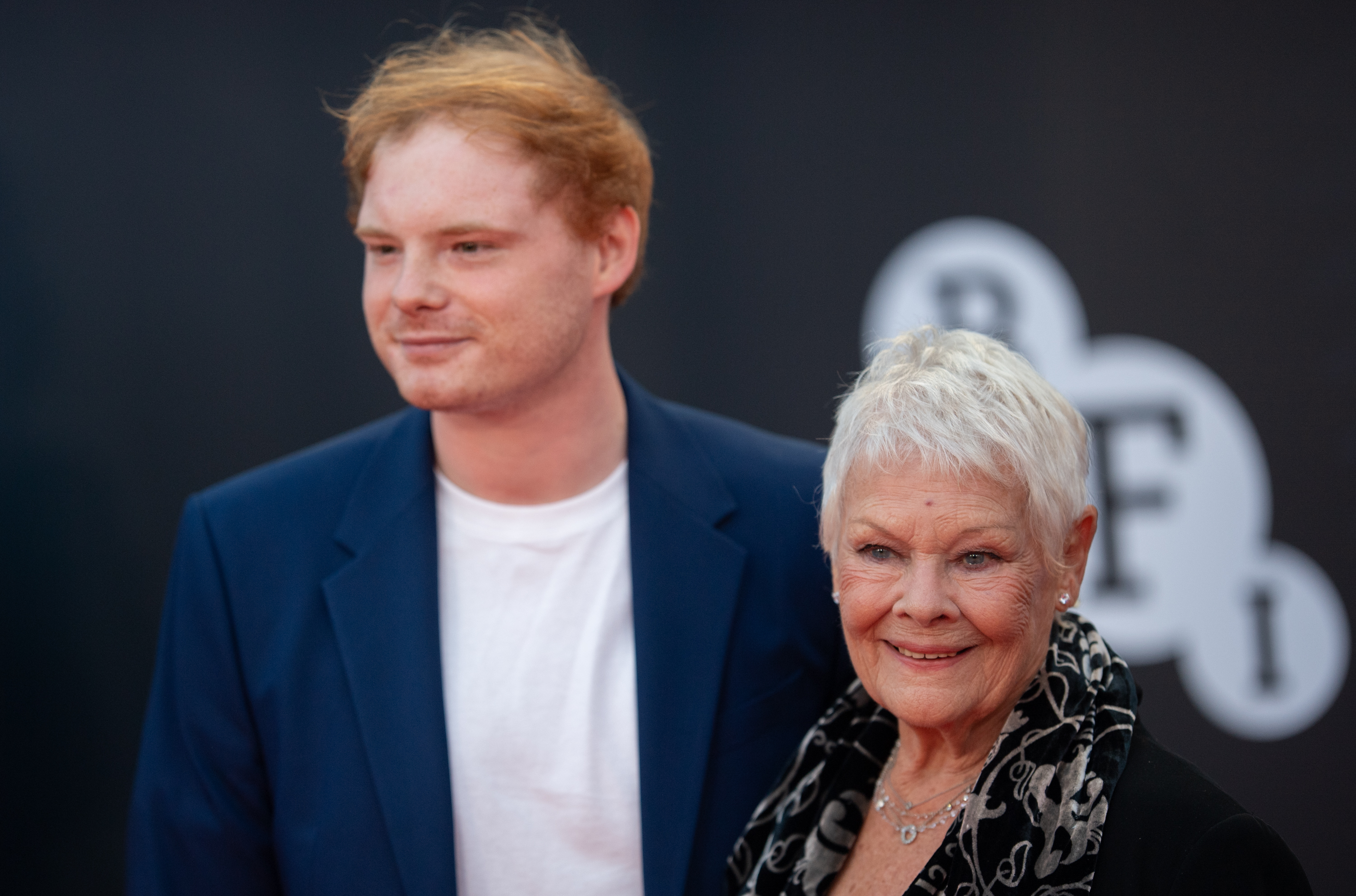 Judi Dench y Sam Williams en el estreno mundial de "No Time To Die" en Londres, Inglaterra, el 28 de septiembre de 2021 | Fuente: Getty Images