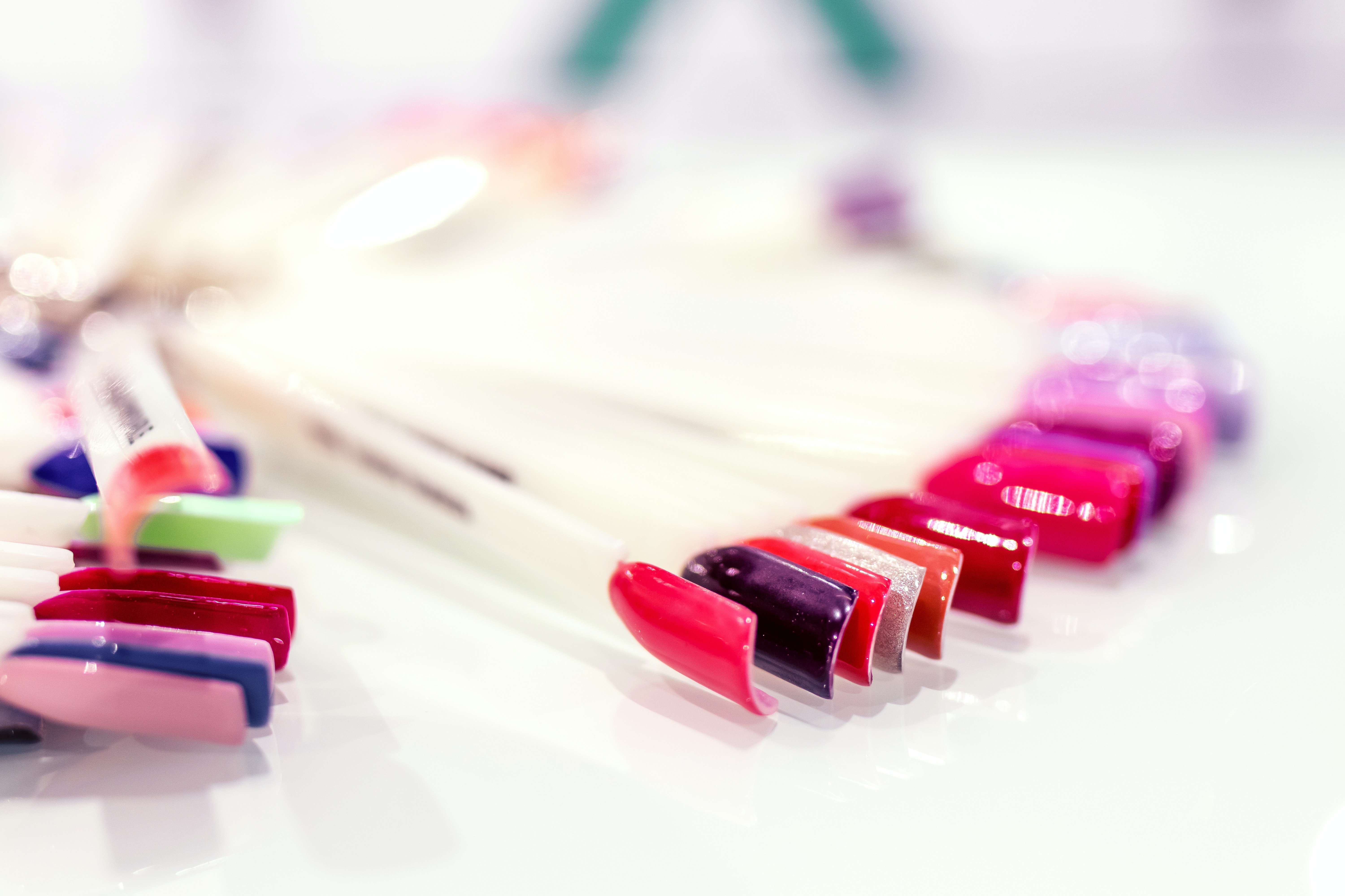 Variedad de tonos de esmalte de uñas. | Foto: Pexels