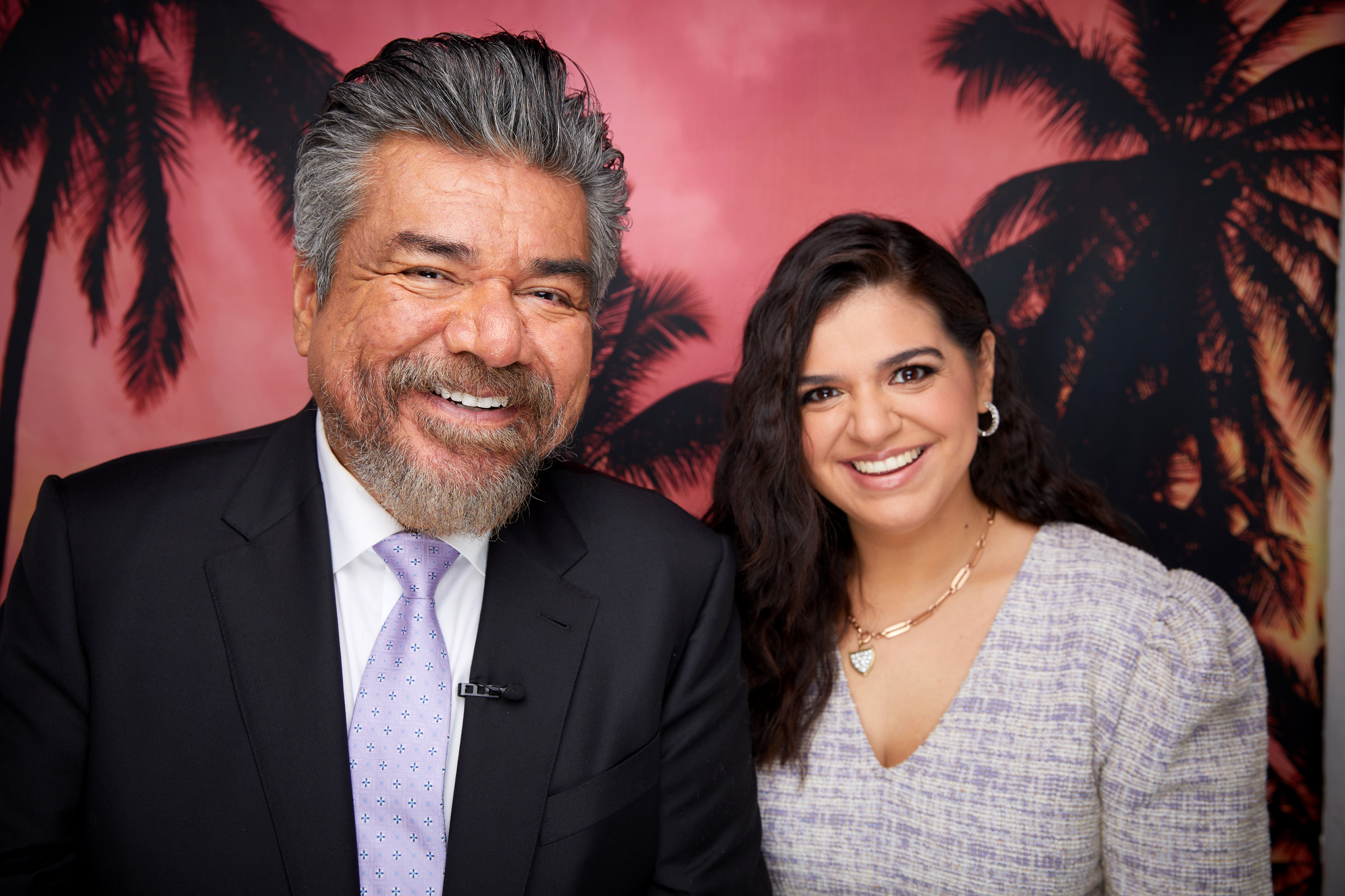 George y Mayan Lopez durante una aparición en "The Kelly Clarkson Show" el 6 de octubre de 2022 | Fuente: Getty Images