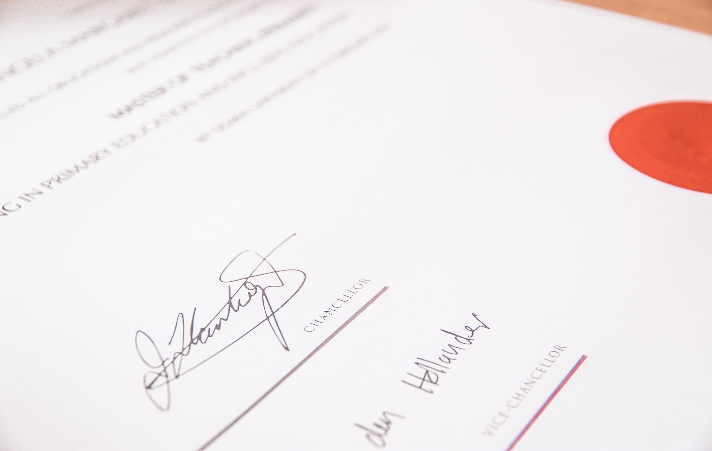 Formulario legal con firmas | Foto: Unsplash
