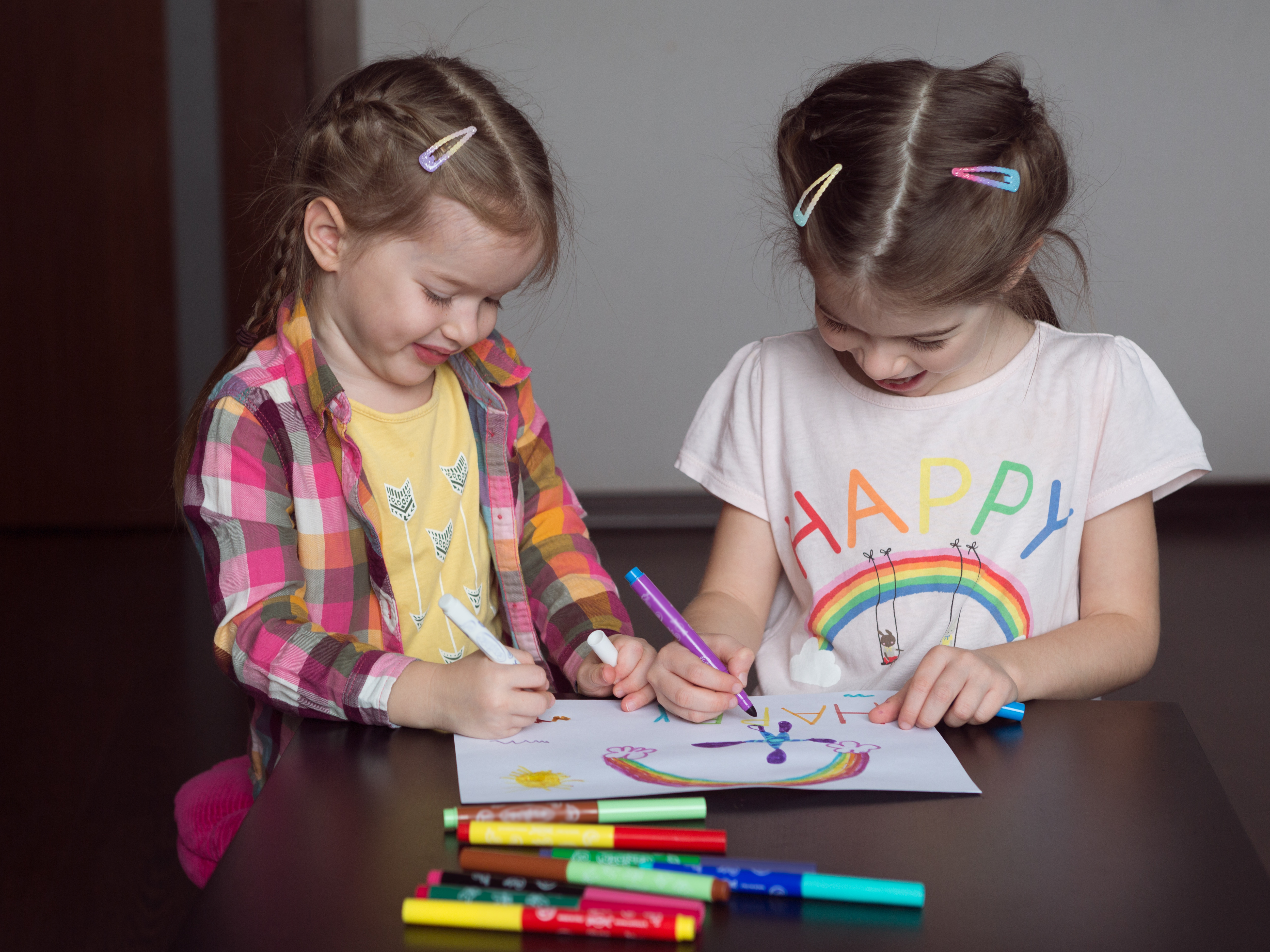 Niñas coloreando | Foto: Shutterstock