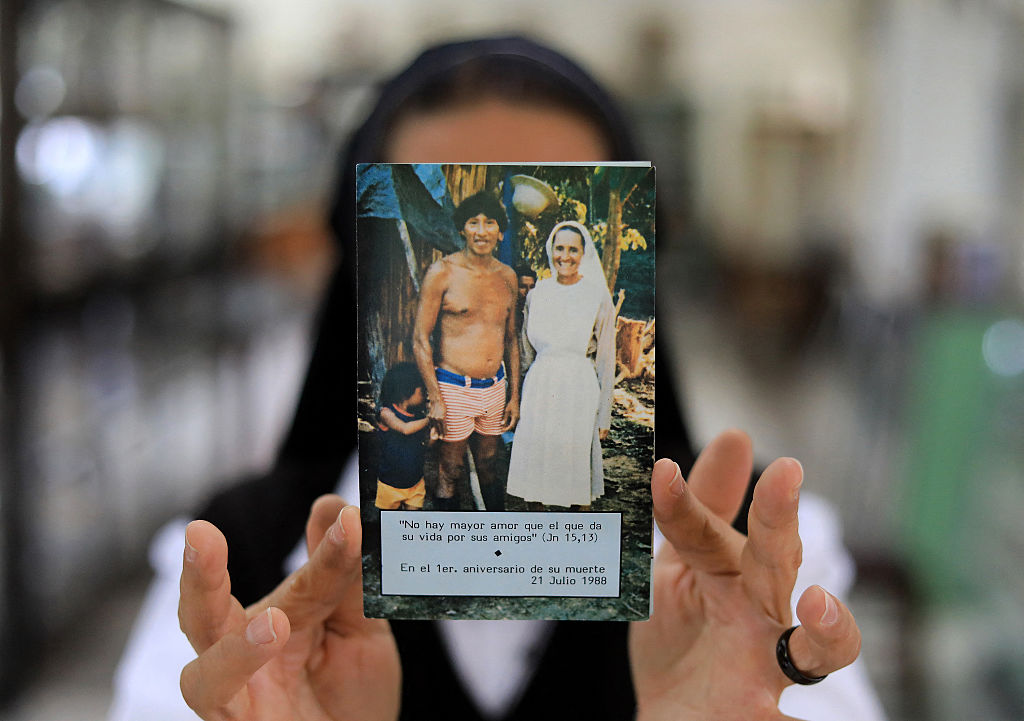 Una monja muestra una foto de la hermana Inés Arango en su museo en Medellín. | Foto: Getty Images