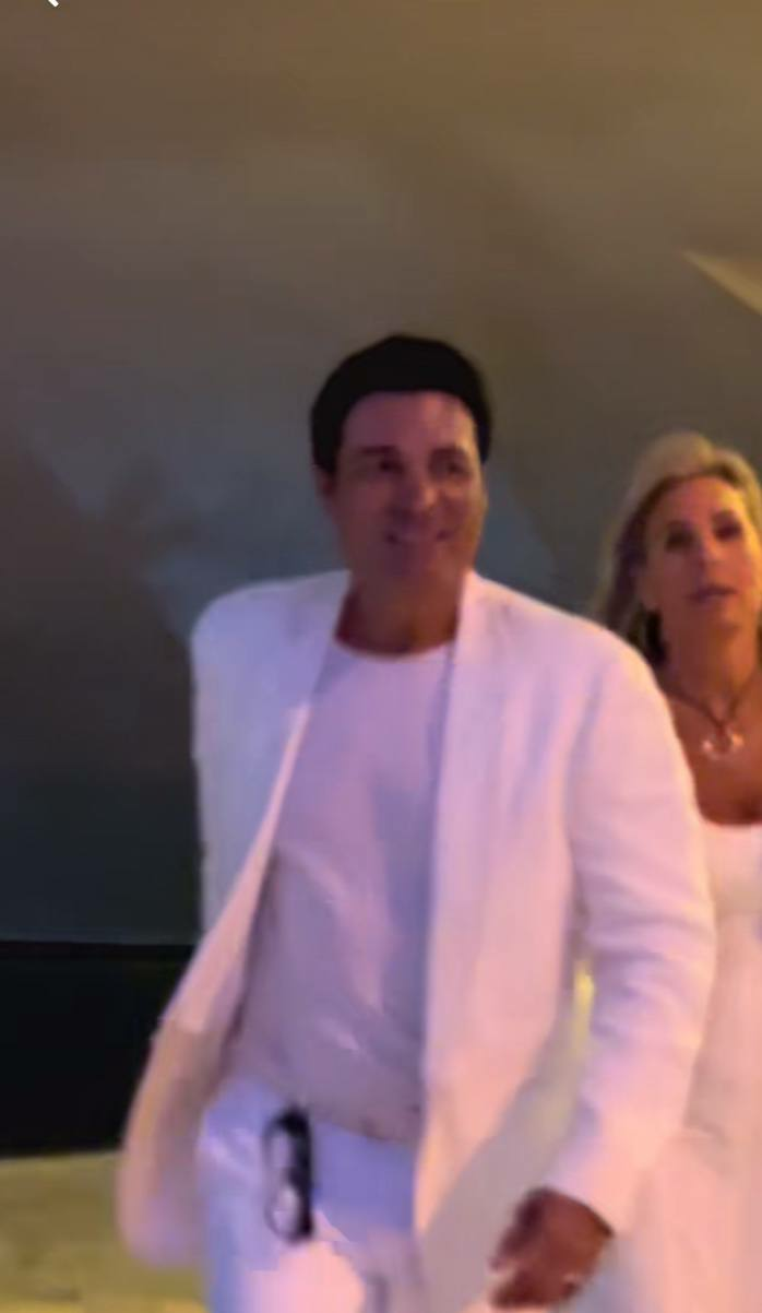 Chayanne sale junto a su esposa de la fiesta de revelación de género del bebé de Lele Pons. | Foto: TikTok.com/@pipozarek