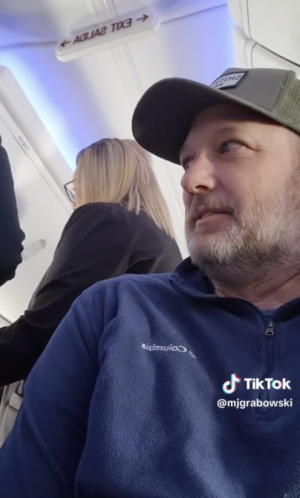 Un hombre se divierte mientras graba a un iracundo pasajero quejándose de un bebé que llora en un vuelo de Southwest Airlines | Foto: TikTok/mjgrabowski