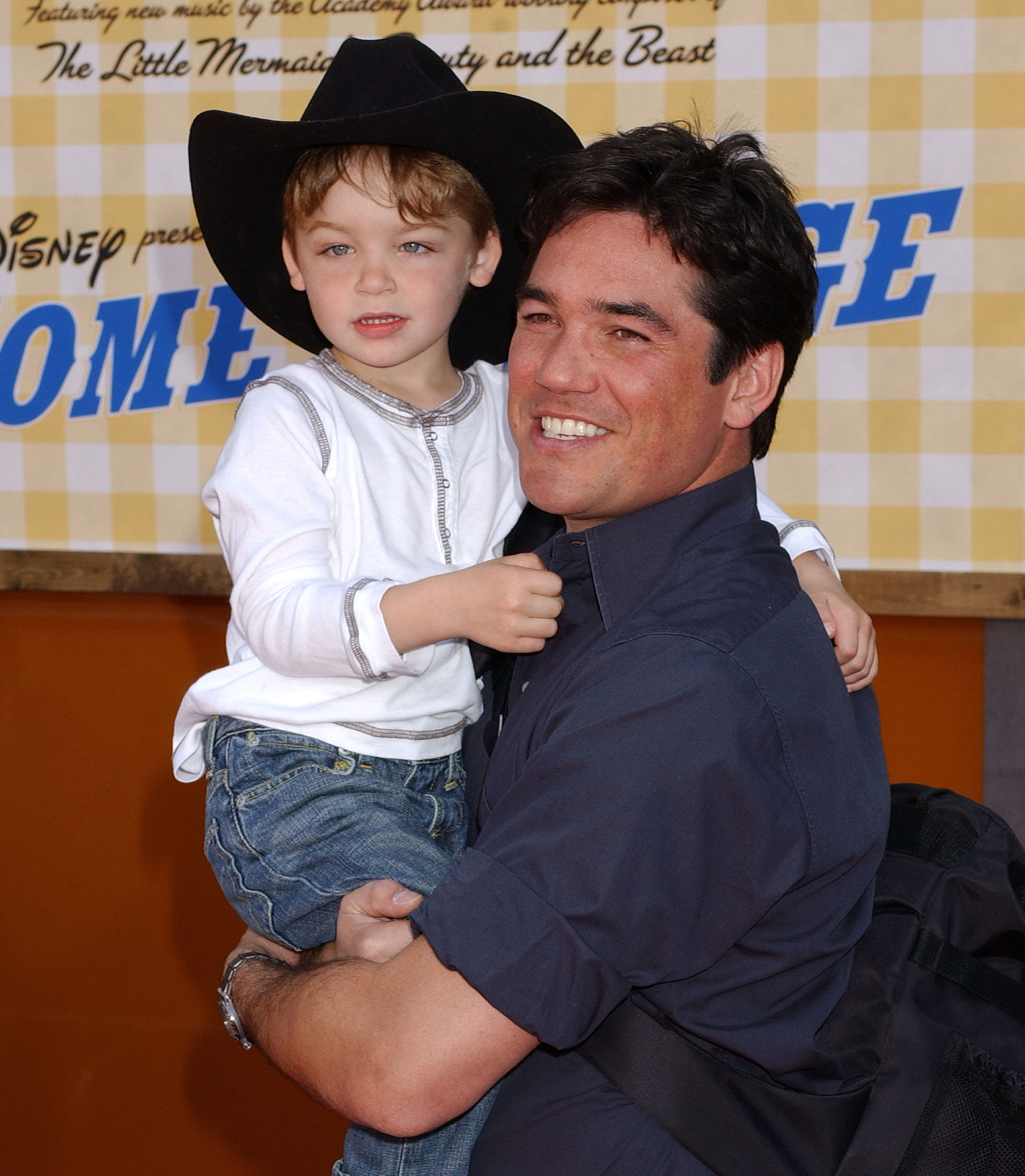 Dean Cain y su hijo Christopher en el estreno de "Home on the Range" en California en 2004 | Foto: Getty Images