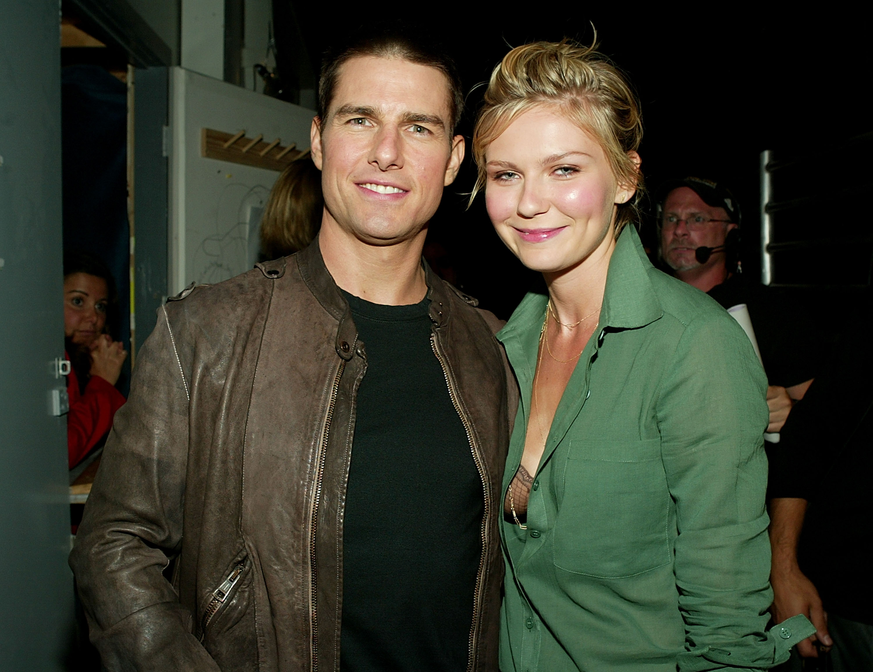 Tom Cruise y Kirsten Dunst en el backstage de los MTV Movie Awards el 5 de junio de 2004, en Culver City, California | Foto: Getty Images