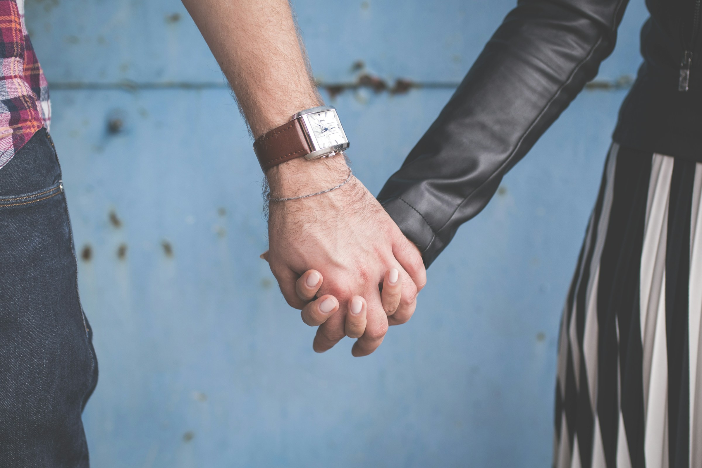 Primer plano de una pareja cogida de la mano | Fuente: Unsplash