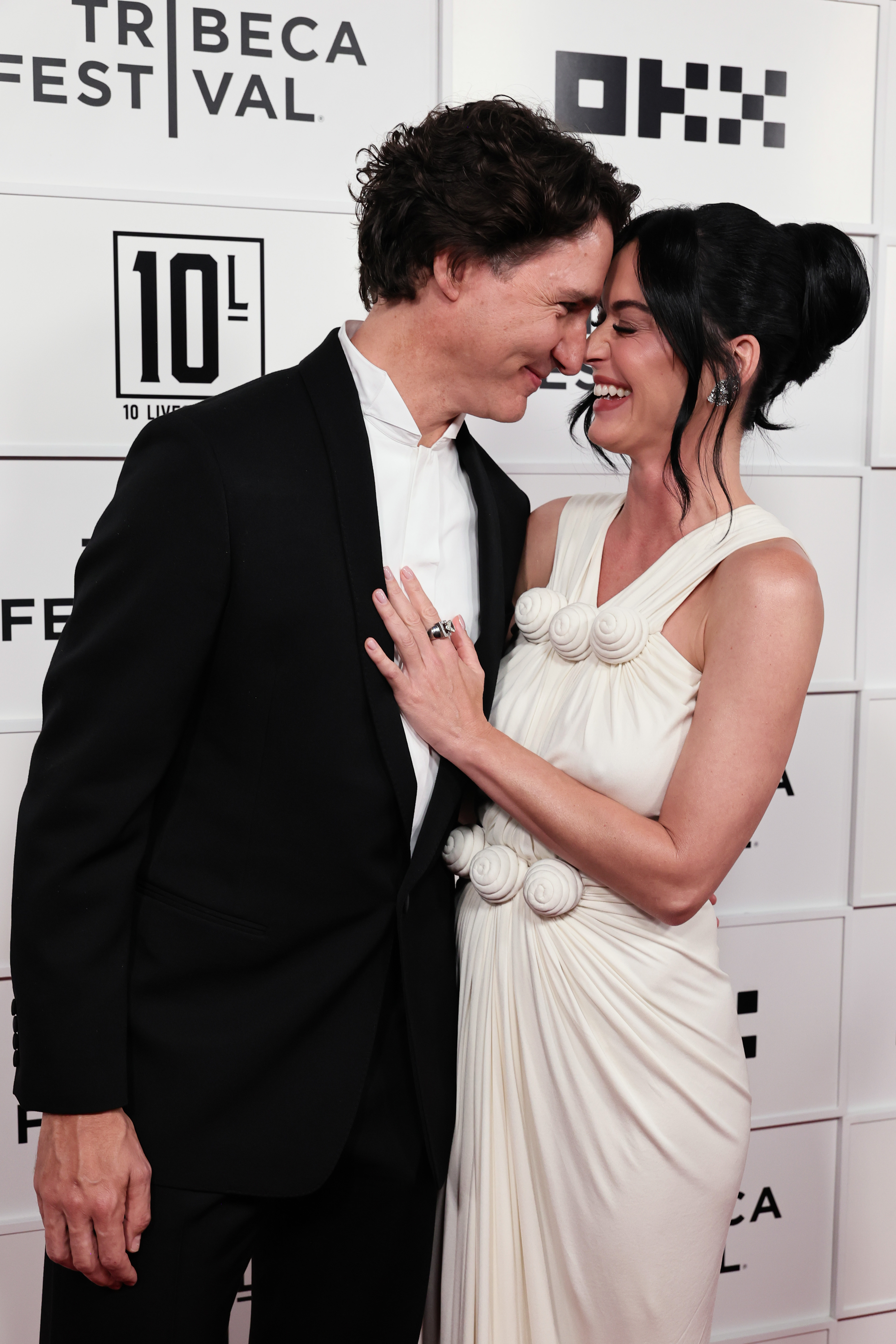 Perry y el ex primer ministro canadiense Justin Trudeau hicieron su debut en la alfombra roja en el Festival de Cine de Tribeca de 2026, celebrado en junio. Su relación empezó en julio de 2025, tras la separación de la cantante de Bloom. | Fuente: Getty Images
