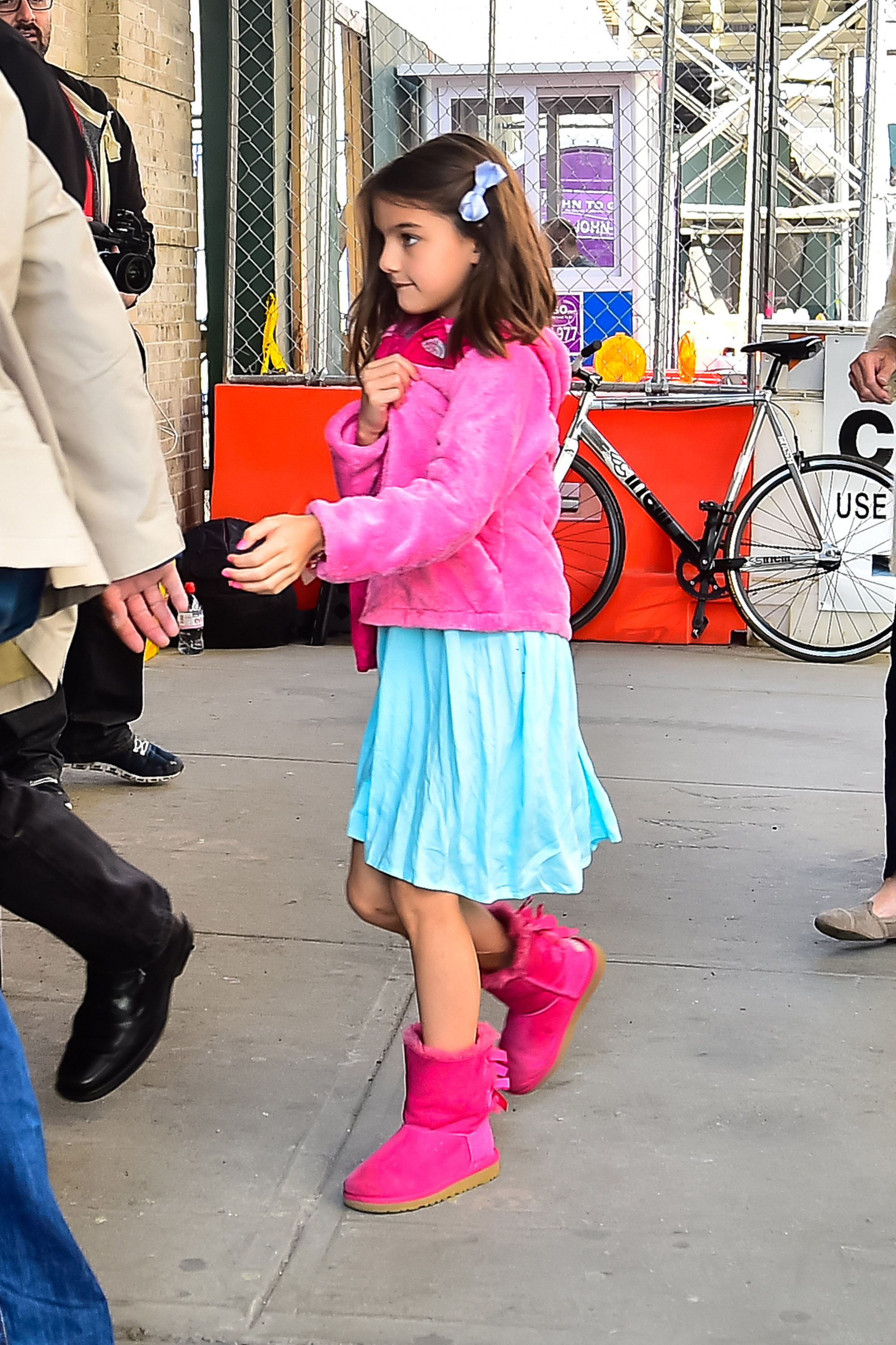 Katie Holmes (en la oscuridad) y Suri Cruise en el Gilded Lily el 18 de abril de 2015 en Nueva York | Fuente: Getty Images