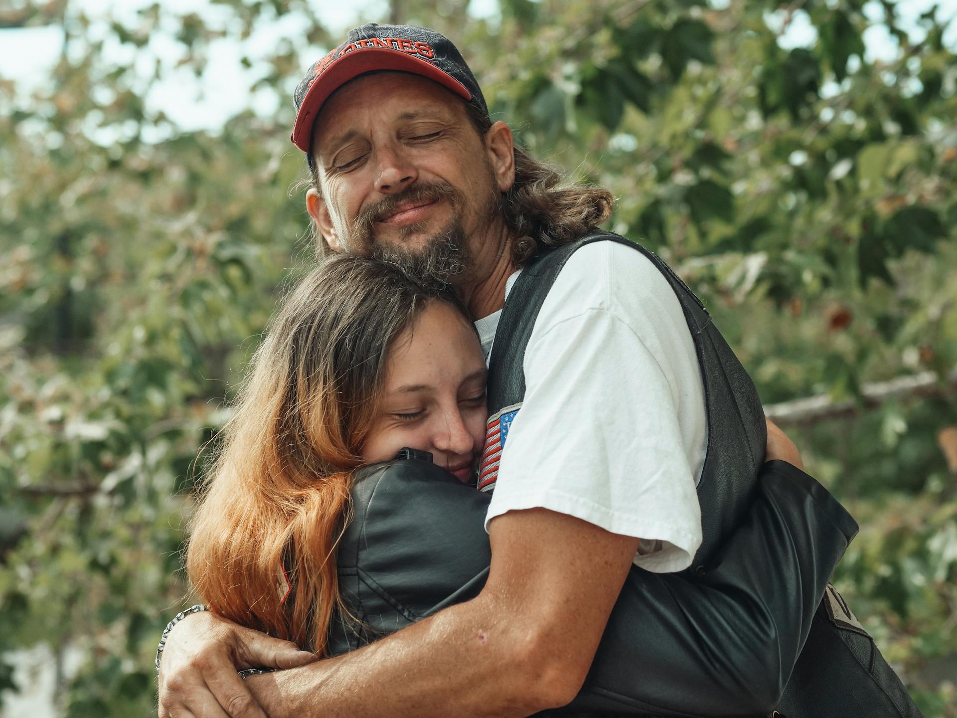 Un padre abrazando a su hija | Fuente: Pexels