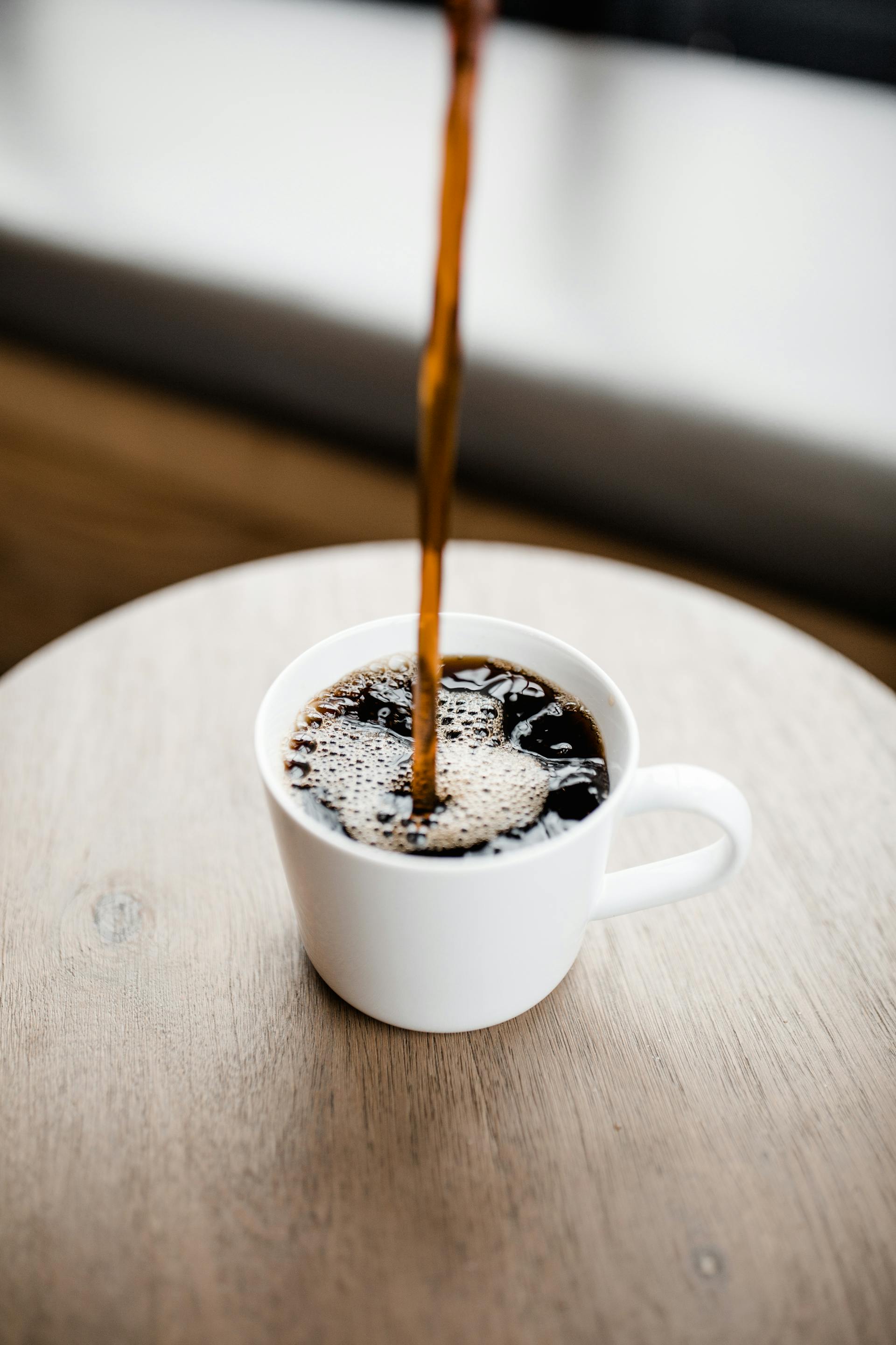 Café vertido en una taza | Fuente: Pexels