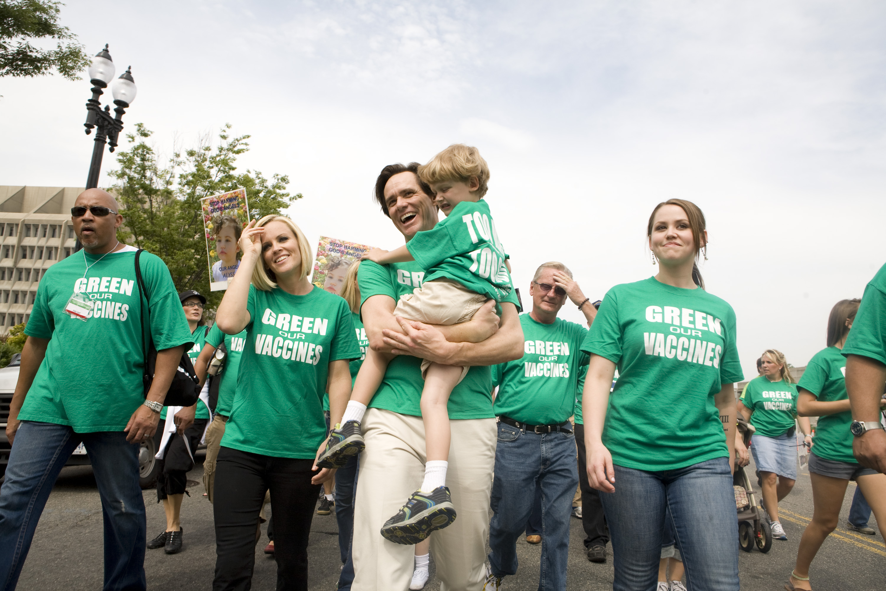 El actor Jim Carrey sostiene en brazos a Evan Asher, hijo de la actriz Jenny McCarthy, durante una marcha en favor de vacunas más sanas, el 4 de junio de 2008, en Washington, DC. | Foto: Getty Images