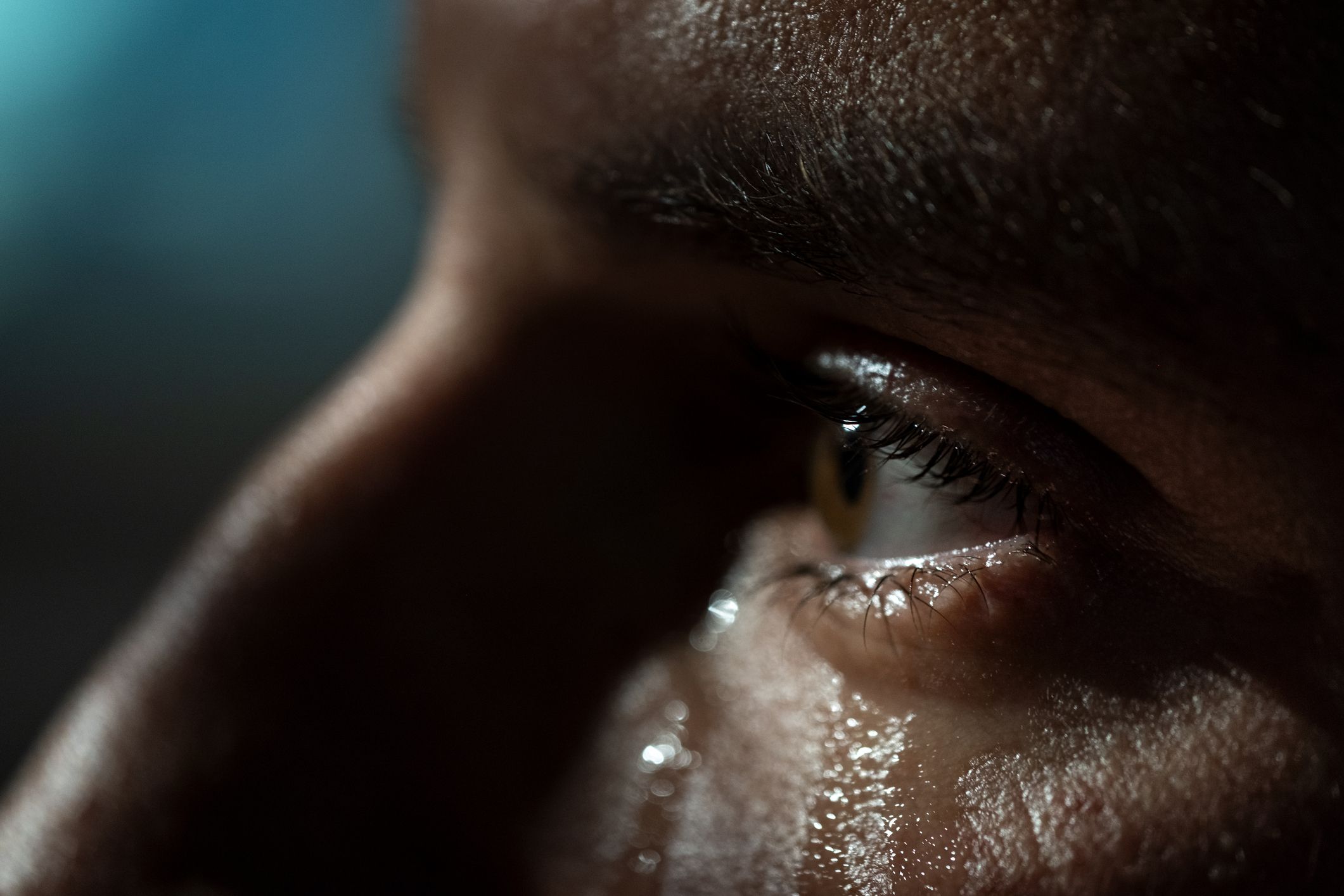 Un hombre con lágrimas en los ojos. | Foto: Getty Images