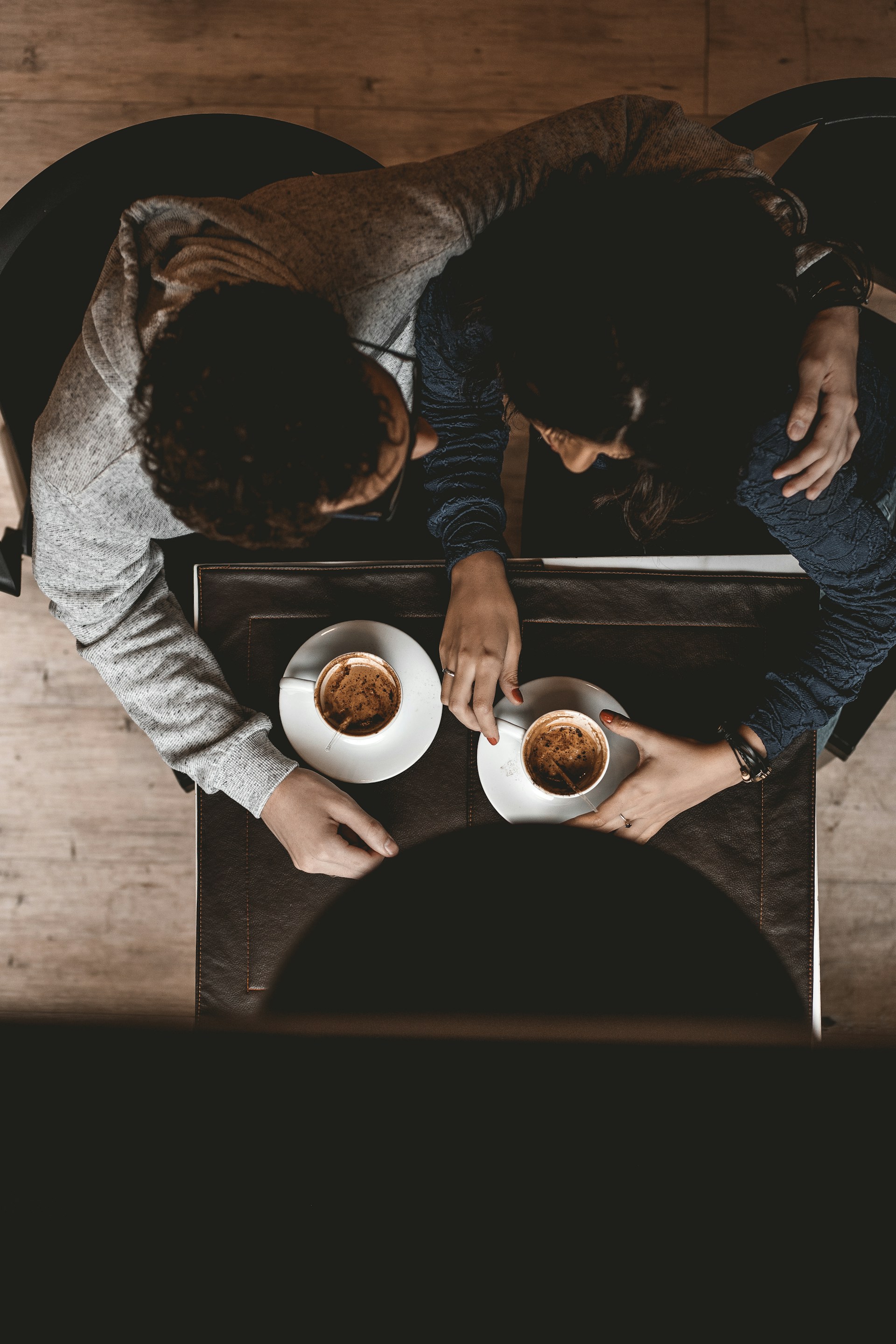 Un hombre abraza a una mujer durante una pausa para el café | Fuente: Unsplash