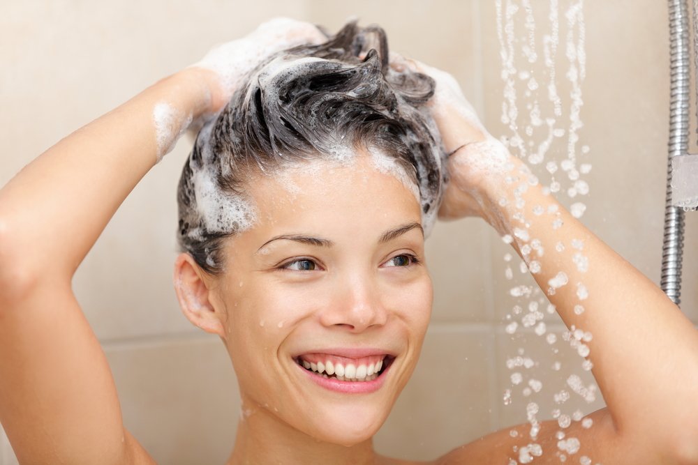 Mujer lavando su cabello en la ducha. | Foto: Shutterstock